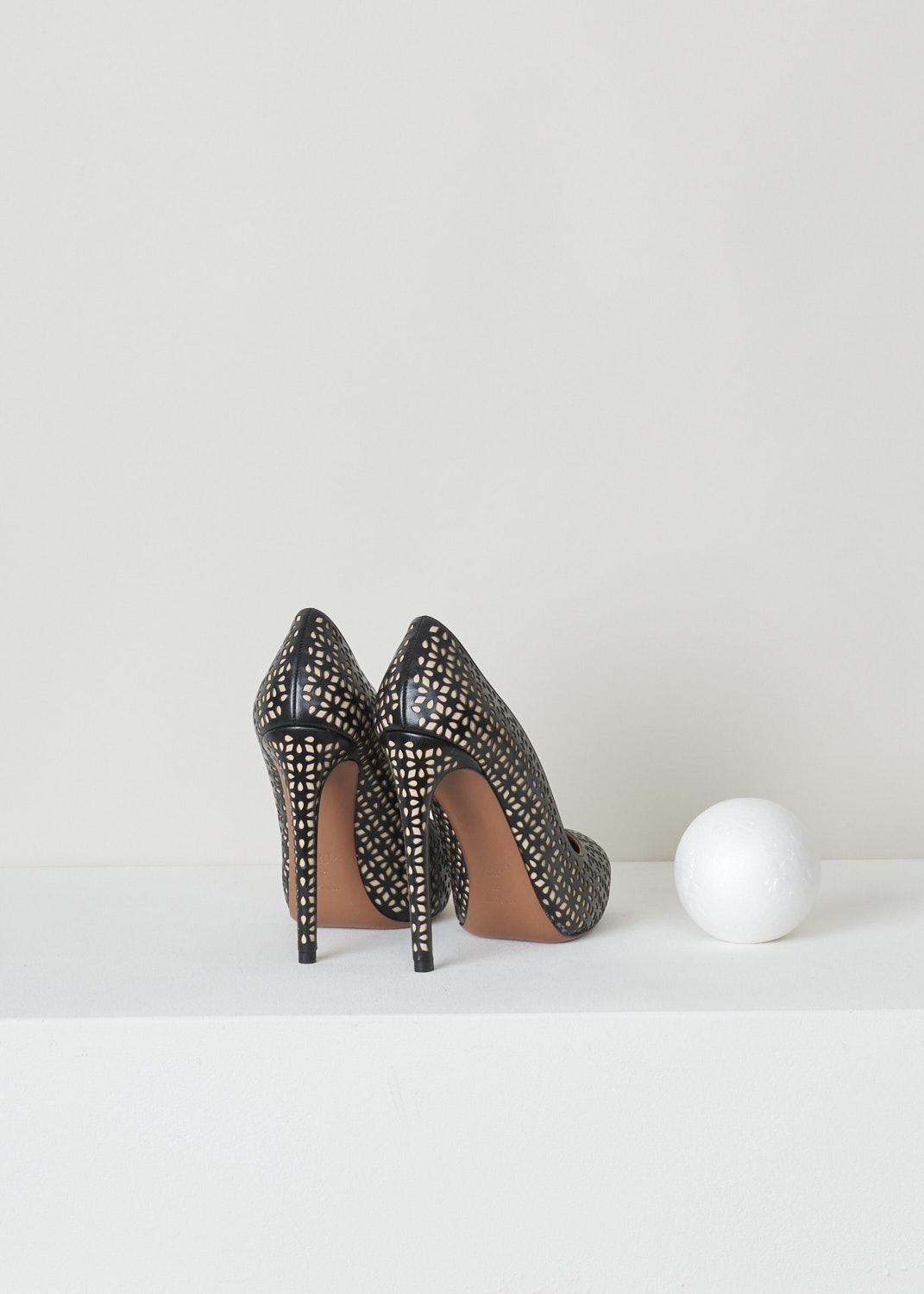 AlaÃ¯a, Black high heeled laser-cut pump, 3S2I013CE01_noir_roche_C950, black, back, Lovely high heel pumps comes in a two-tone colour palette, being the beige background colour which is adorned with this black signature laser-cut Vienne motif on top. Furthermore, this model has a round nose and black trimmed topline. 

Heel height: 11 cm / 4.3 inch. 
