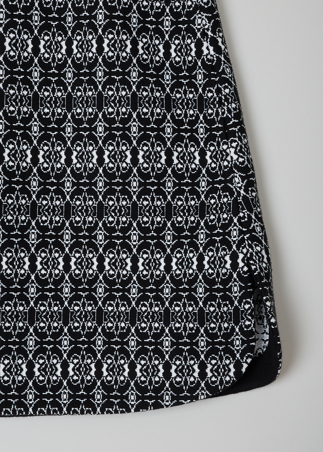 ALAÏA, BLACK AND WHITE PRINTED SKIRT, 8W9JD82CM408_JUPE_ALHAMBRA, Black, White, Print, Detail, This black and white printed skirt is fully elasticated. A concealed side zip functions as the closure option. The skirt has a curved hemline with small slits.
