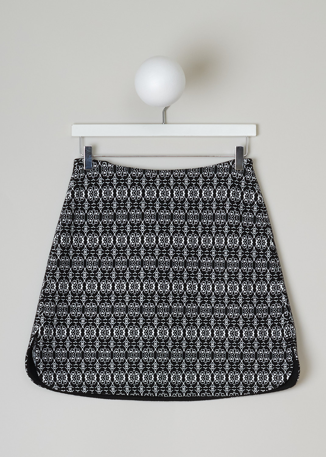 ALAÏA, BLACK AND WHITE PRINTED SKIRT, 8W9JD82CM408_JUPE_ALHAMBRA, Black, White, Print, Front, This black and white printed skirt is fully elasticated. A concealed side zip functions as the closure option. The skirt has a curved hemline with small slits.
