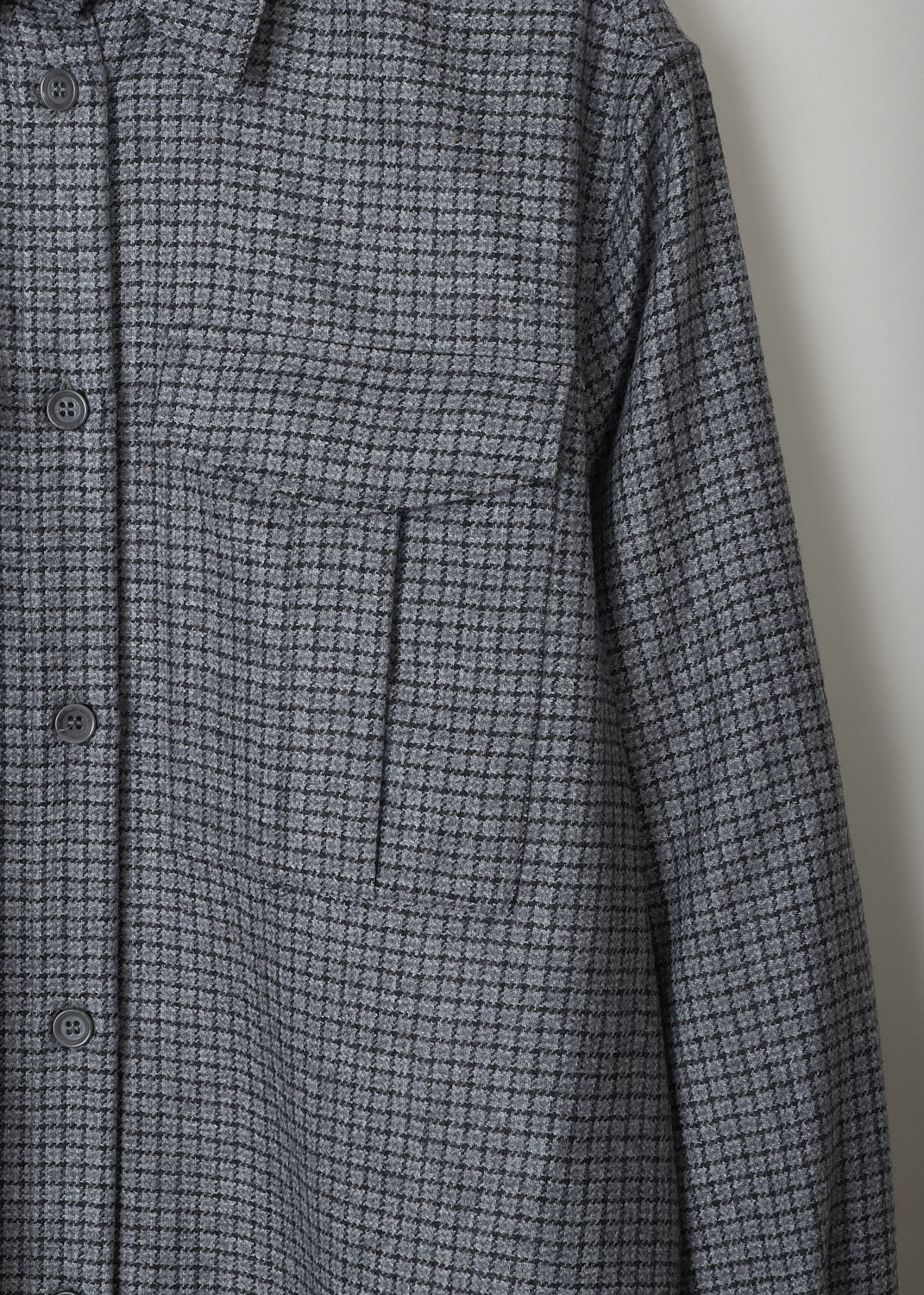 ASPESI, GREY CHECKERED SHIRT DRESS, 2986_L629_42173, Grey, Print, Detail, This grey checkered shirt dress has a classic collar and a button placket in the front. The long sleeves have buttoned cuffs. The dress has two breast pockets and two concealed slanted pockets. The dress has an asymmetrical finish, meaning the back is longer than the front. The dress has a curved hemline. 
