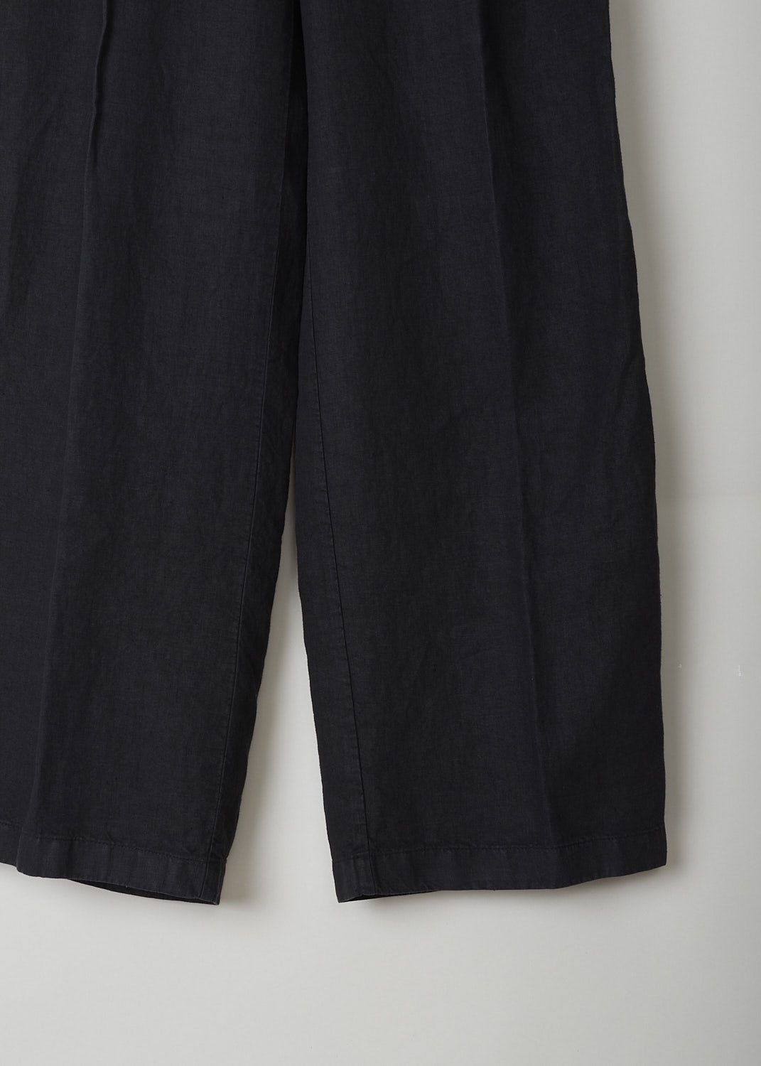 ASPESI, BLACK LINEN PANTS WITH STRAIGHT WIDE LEGS, H108_C253_85241, Black, Detail, These black linen pants have a narrow waistband with belt loops. The closure option is a concealed hook and zipper. The straight wide pant legs have centre pleats The pants have forward slanted pockets in the front and buttoned welt pockets in the back.

