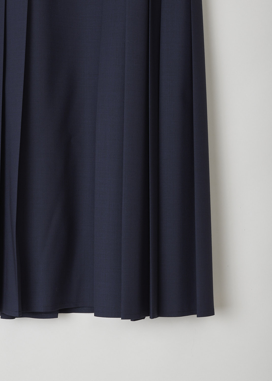 ASPESI, NAVY BLUE PLEATED MIDI SKIRT, 2207_G286_01098, Blue, Detail, This navy blue wool-blend midi skirt has a broad waistband and pleats along the sides. The skirt has a straight hemline. A concealed zipper in the side seam functions as the closure option. 
