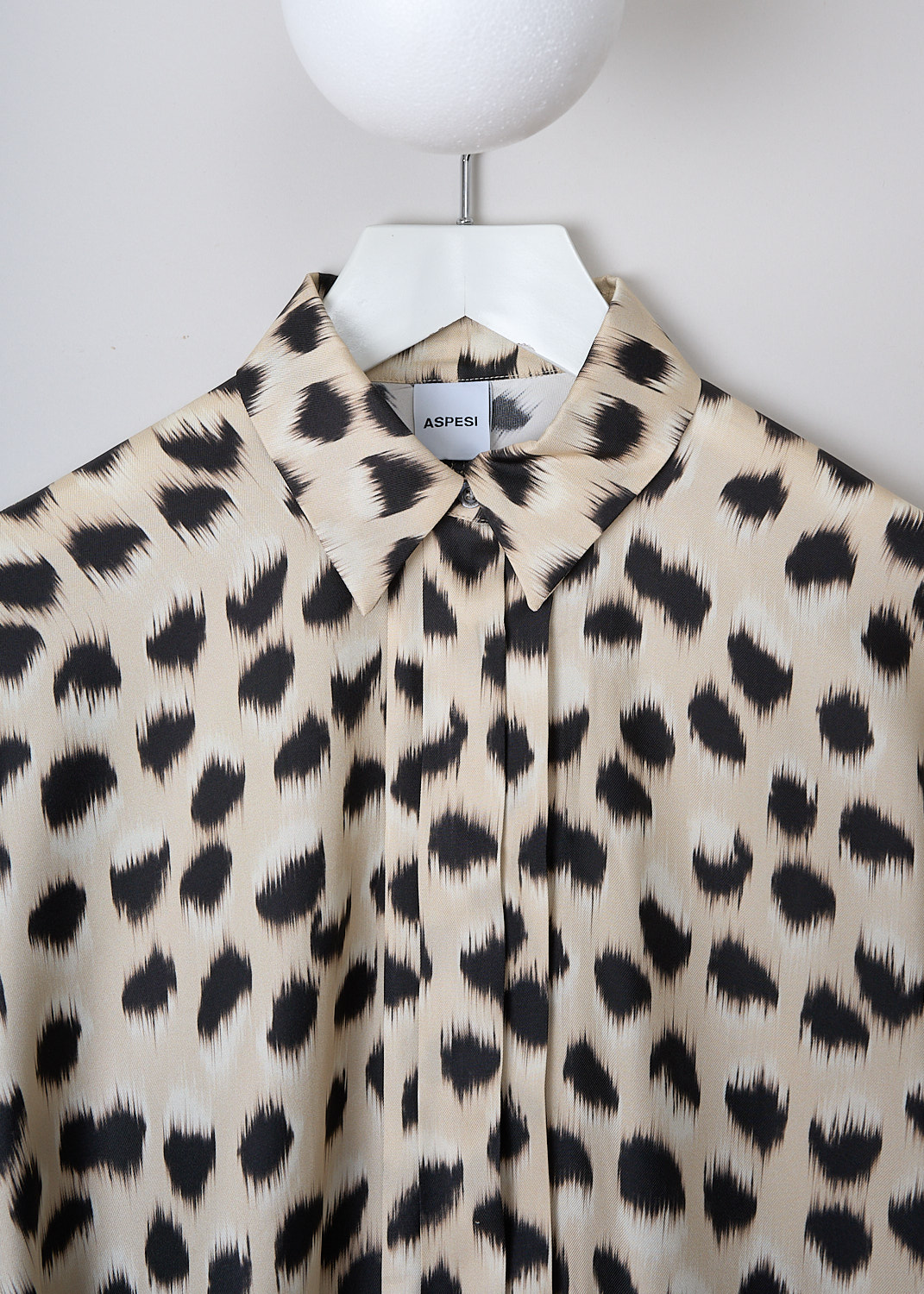 ASPESI, FADED ANIMAL PRINT BLOUSE, 5456_V592_60113, Beige, Print, Black, Detail, This beige blouse with faded animal print features a classic collar, a concealed front button closure and Dolman sleeves with buttoned cuffs. The blouse has a pleated back and a slightly rounded hemline. 
