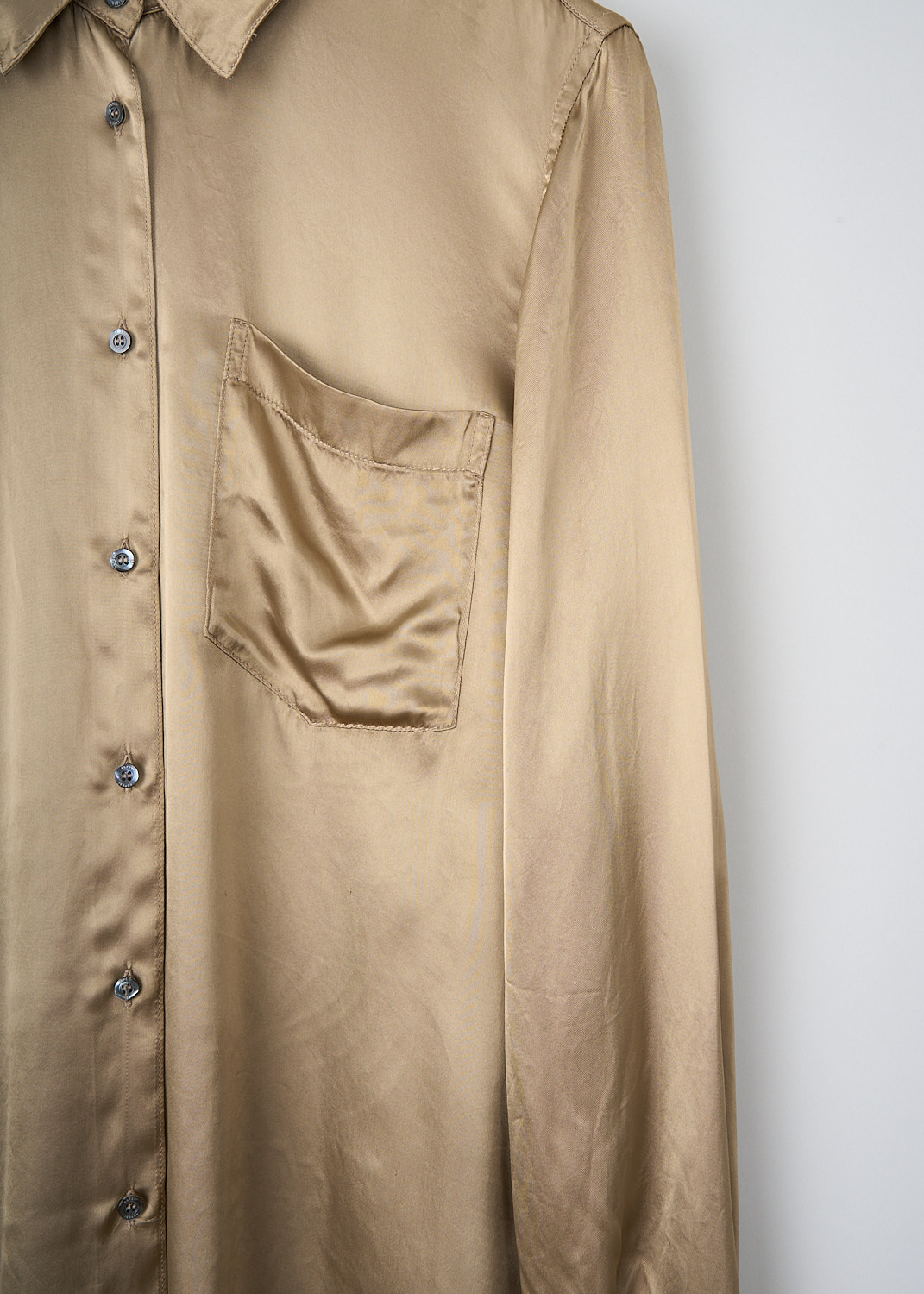 Aspesi, Gold satin blouse, 5460_M077_01088, Gold, Detail, This gold satin blouse has a classic collar and a front button closure. The long sleeves have buttoned cuffs. On the front, the blouse has a patch pocket. The blouse has a curved hemline. 
