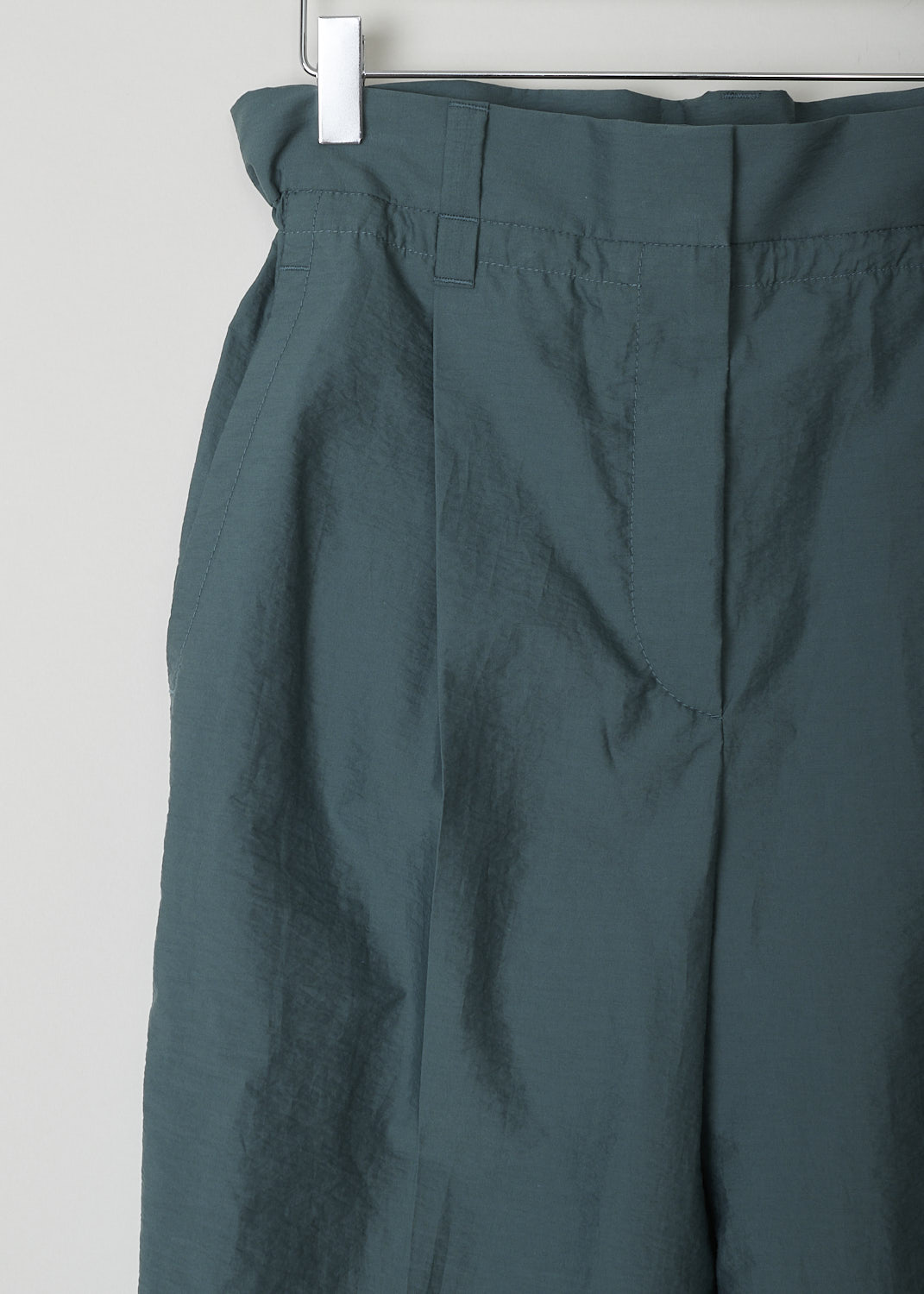 BRUNELLO CUCINELLI, TEAL GREEN PAPER BAG PANTS, M0F79P7102_C7287, Green, Blue, Detail, These teal green pants have a paper bag waist with belt loops.  The waistline is partly elasticated. The concealed press studs and zip function as the closure option. These pants have slanted pockets in the front and welt pockets in the back. The tapered pant legs have a centre crease. 
