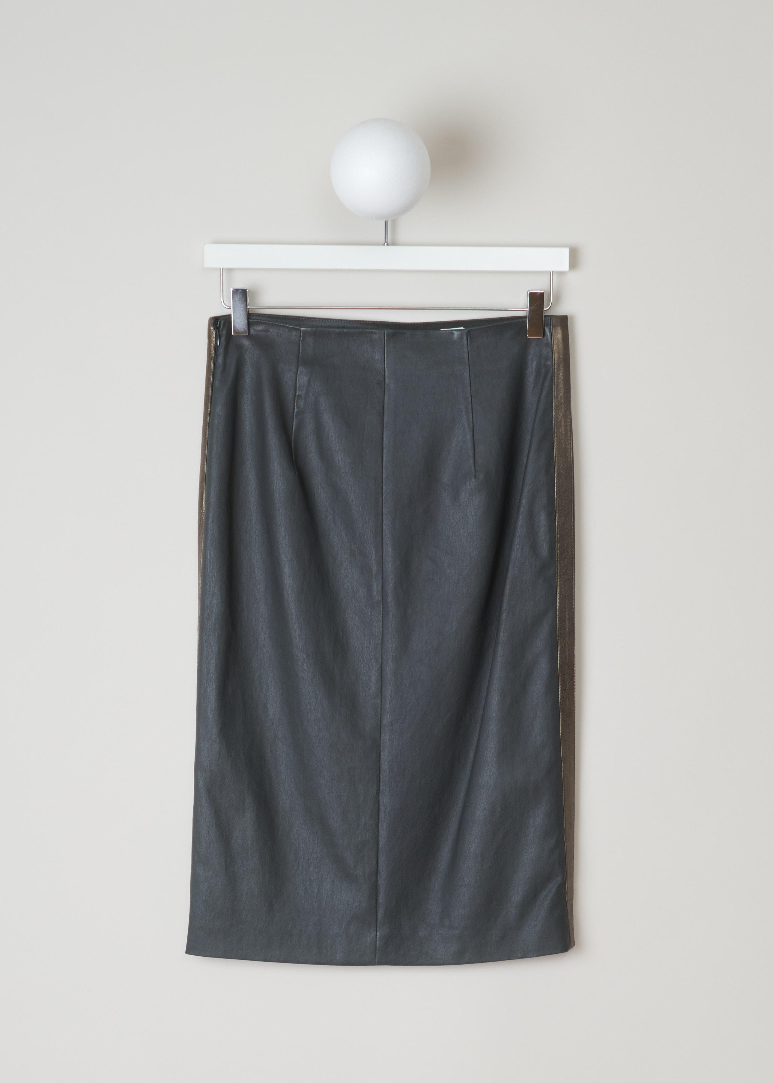 Brunello Cucinelli Grey leather skirt, M0V32G2584_CS896 grey back. Leather skirt with a light stretch, Has a knee-length, metallic beading on the sides and an invisible zipper fastening on the back.