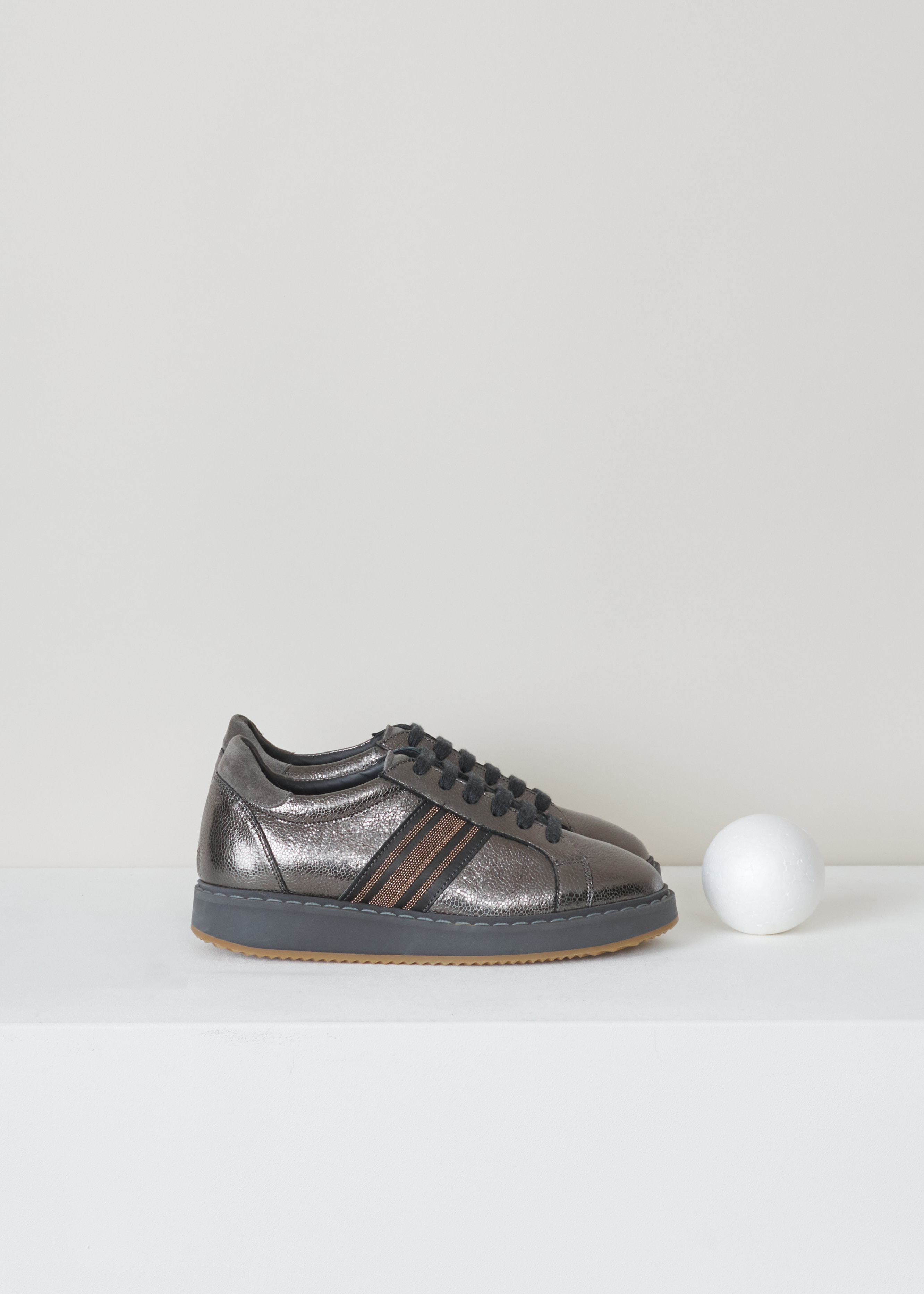 Brunello Cucinelli Metallic sneakers MZBUG1324_C2126 metallic side. Metallic leather sneaker with a round toe, rose gold beading on the side, cashmere shoelaces, a leather inner and a rubber sole.