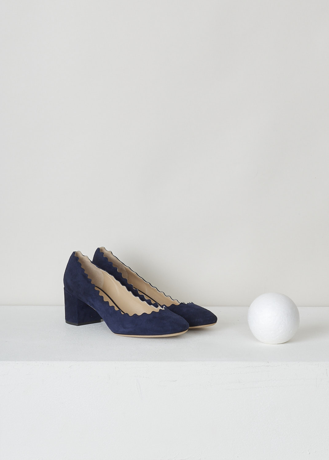 CHLOÃ‰, NAVY BLUE PUMPS WITH SCALLOPED TOPLINE, CH26230_702_BLUE_LAGOON, Blue, Front, Navy blue suede pumps featuring a chunky heel, round toe vamp and a scalloped top-line. 
