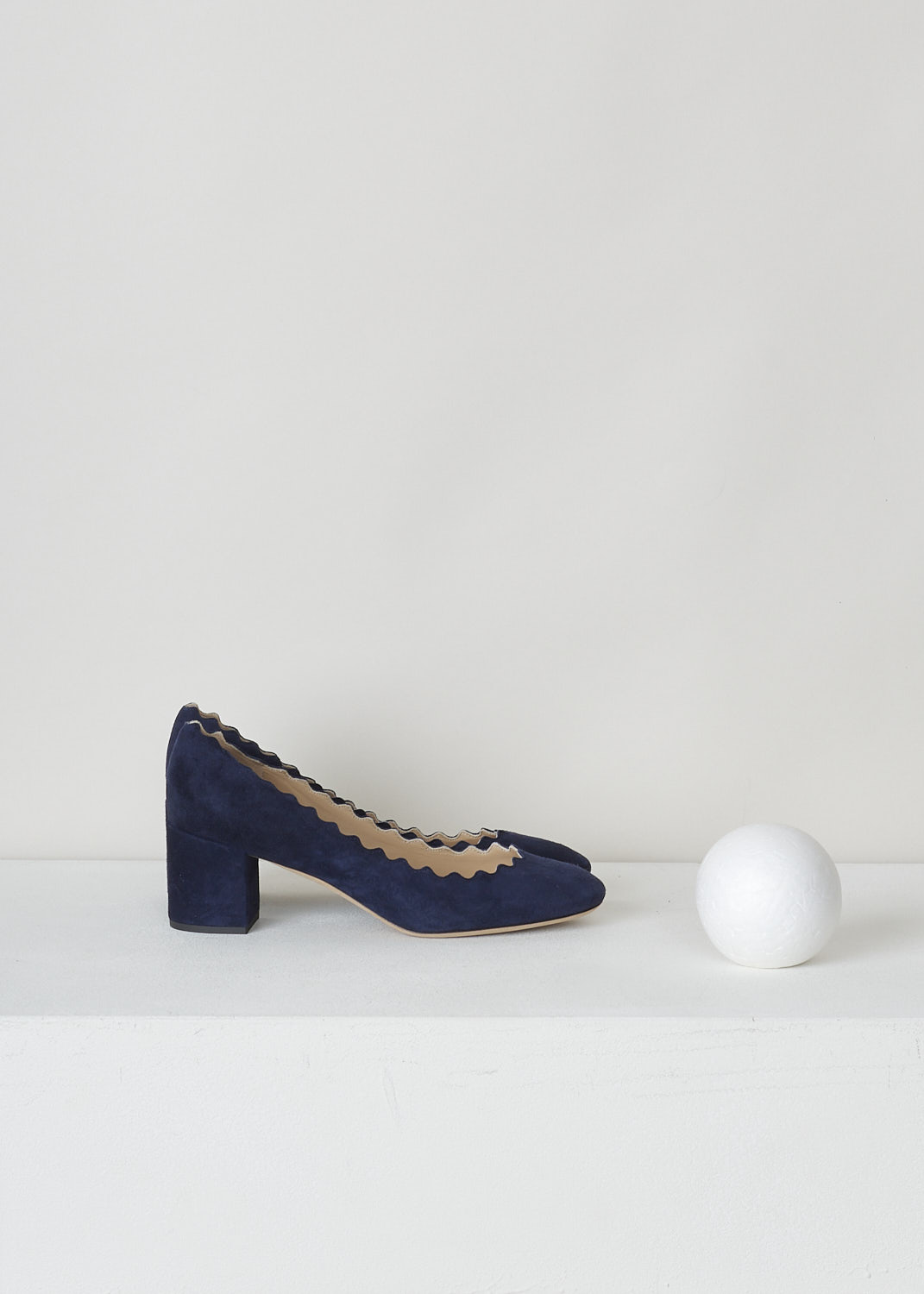 CHLOÃ‰, NAVY BLUE PUMPS WITH SCALLOPED TOPLINE, CH26230_702_BLUE_LAGOON, Blue, Side, Navy blue suede pumps featuring a chunky heel, round toe vamp and a scalloped top-line. 
