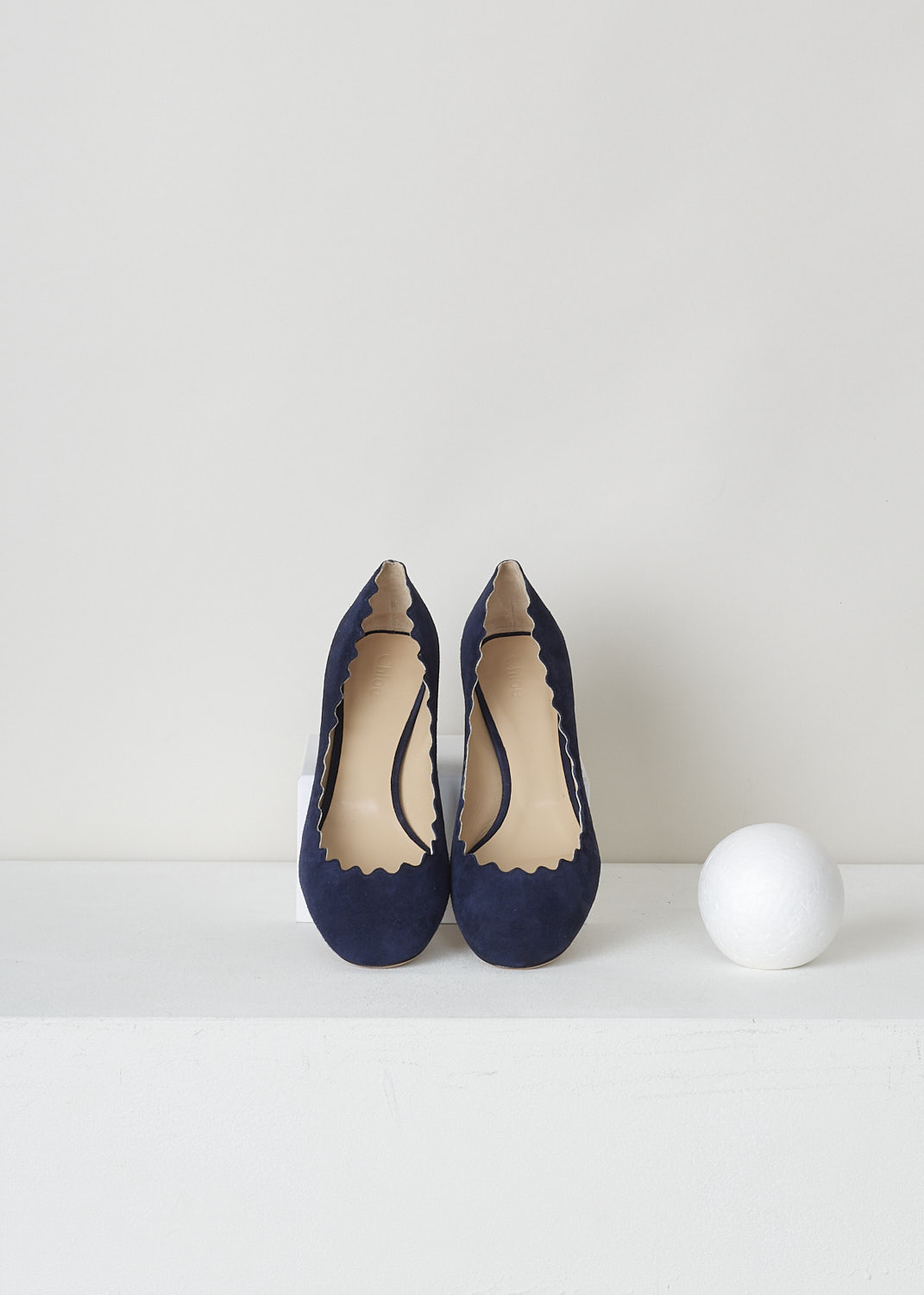 CHLOÃ‰, NAVY BLUE PUMPS WITH SCALLOPED TOPLINE, CH26230_702_BLUE_LAGOON, Blue, Top, Navy blue suede pumps featuring a chunky heel, round toe vamp and a scalloped top-line. 
