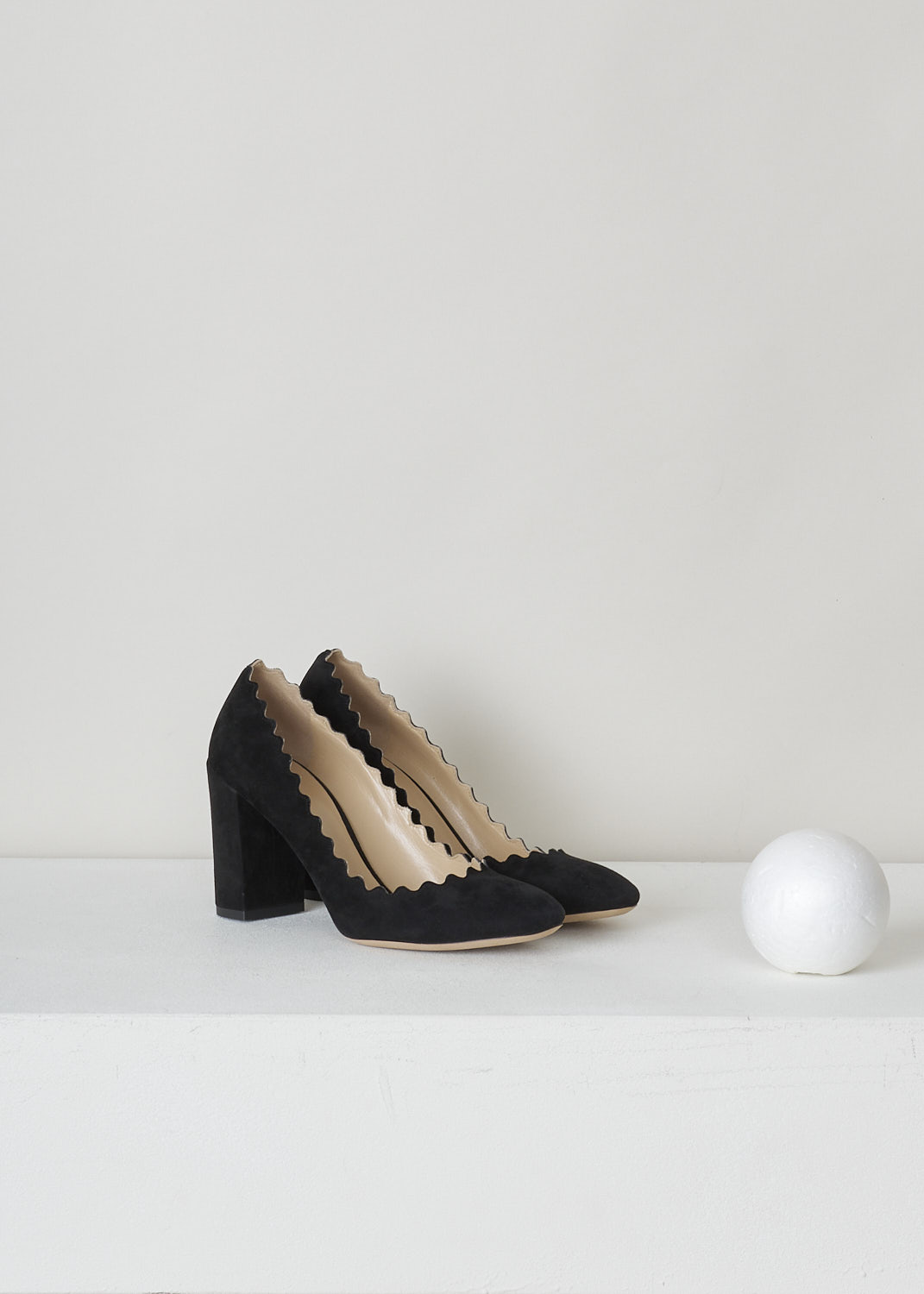 CHLOÃ‰, BLACK PUMPS WITH SCALLOPED TOPLINE, CH26231_E01_IA999_BLACK, Black, Front, Black suede pumps featuring a chunky heel, round toe vamp and a scalloped topline. 
