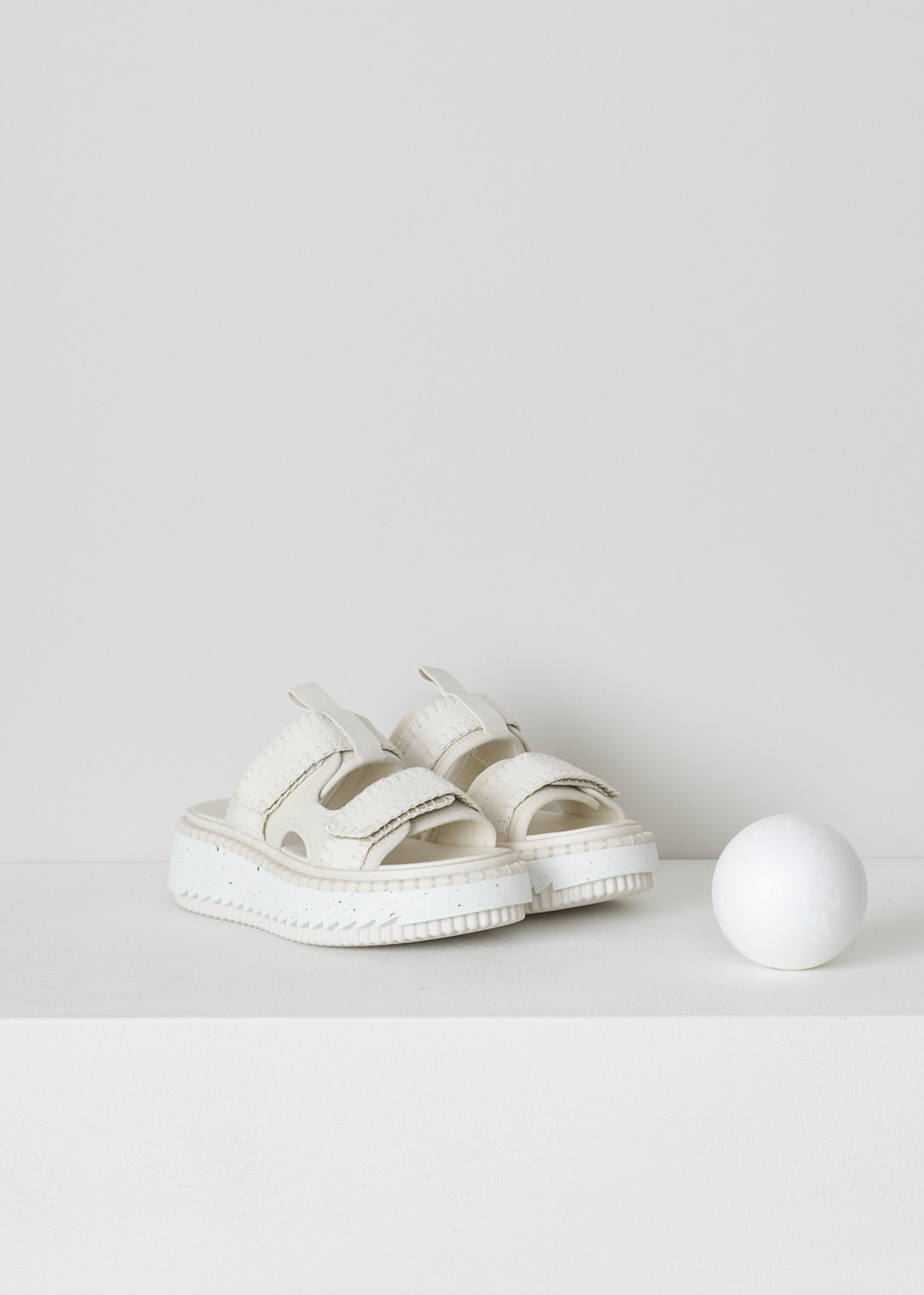 CHLOÃ‰, WHITE CHUNKY LILLI SLIDES, CHC22U626Z8101_LILLI, White, Front, These slides have a round open-toe and two adjustable Velcro straps across the vamp. The chunky white speckled soles have a serrated trim and blanket stitching at the welt. 
