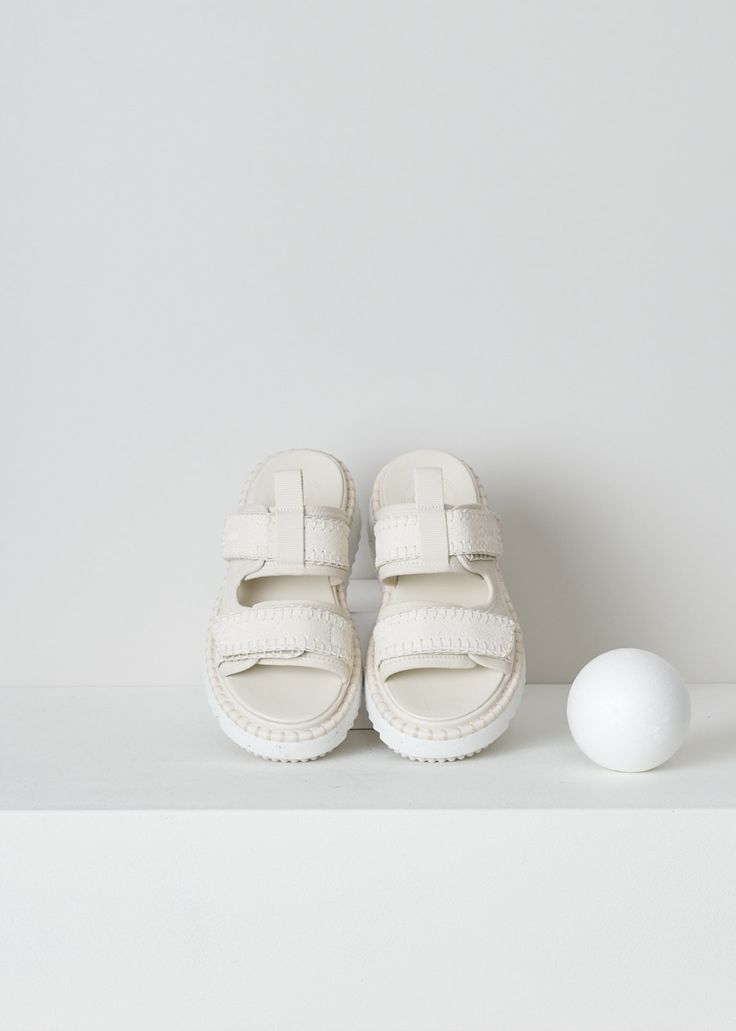 CHLOÃ‰, WHITE CHUNKY LILLI SLIDES, CHC22U626Z8101_LILLI, White, Top, These slides have a round open-toe and two adjustable Velcro straps across the vamp. The chunky white speckled soles have a serrated trim and blanket stitching at the welt. 
