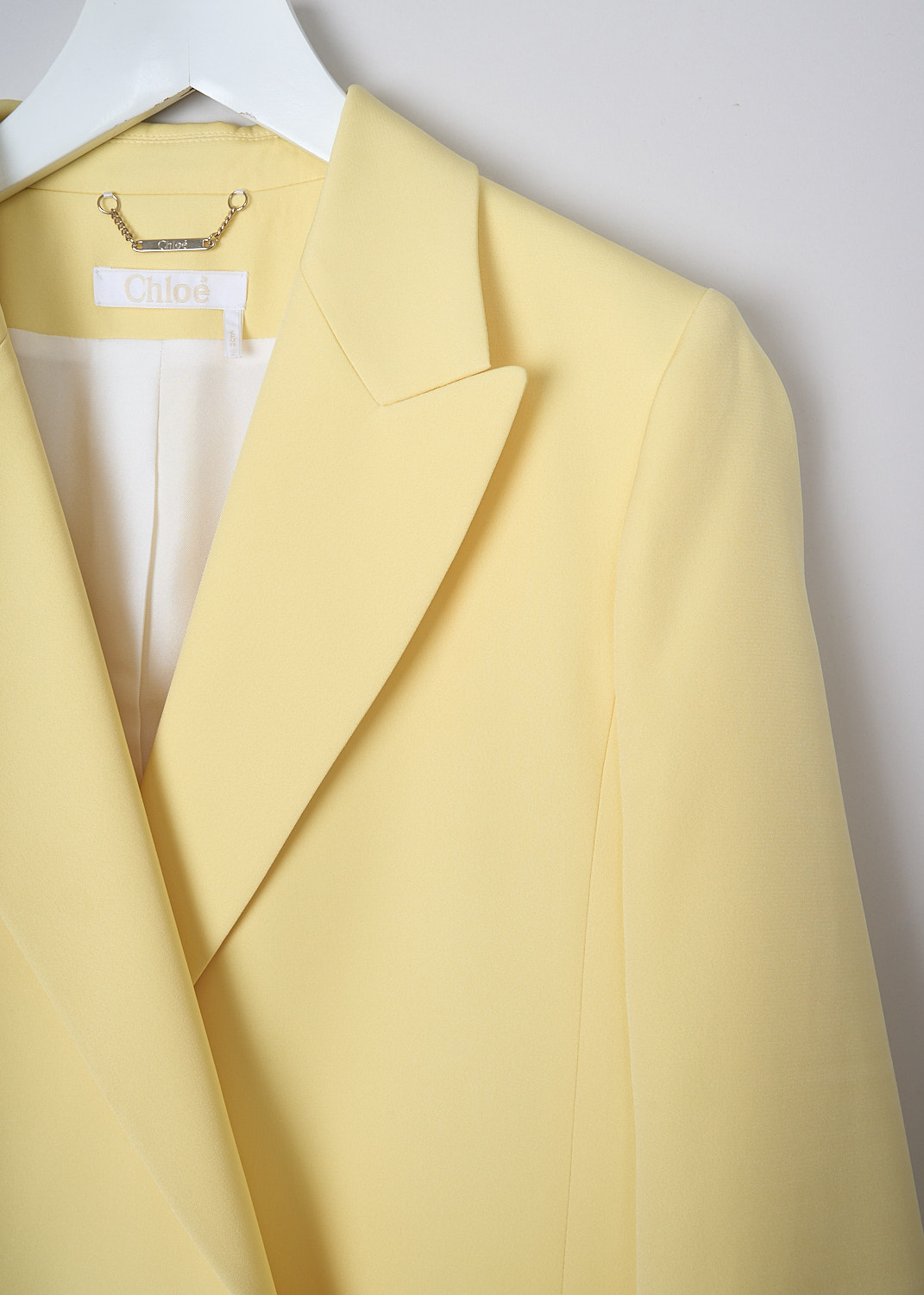 CHLOÉ, OPEN JACKET IN RADIANT YELLOW, CHC22UVE06015757_RADIANT_YELLOW, Yellow, Detail, This Radiant Yellow jacket has a peaked lapel with an open front. On the front, the jacket has two flap welt pockets. In the back, the jacket has a centre vent. The jacket is fully lined and has an oversized silhouette. 
