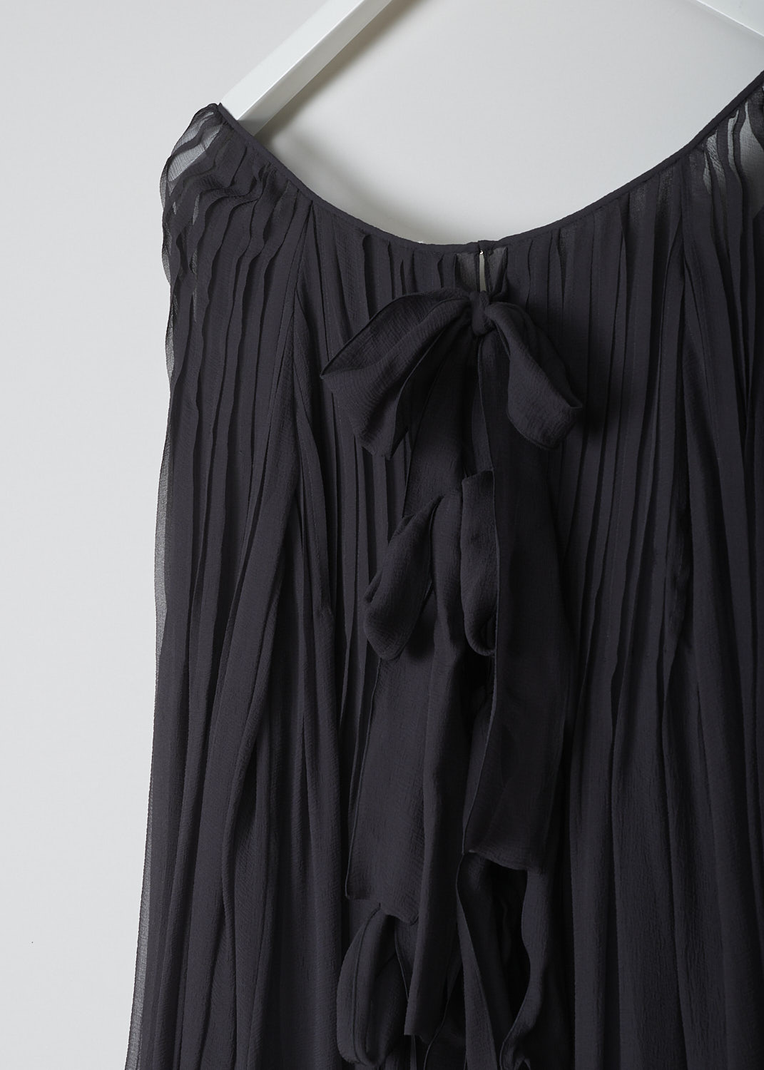 CHLOÃ‰ FLOWY ASH BLACK DRESS, CHC23SRO77101070_070, Black, Grey, Detail, This ash black silk midi dress has a wide round neckline. The long semi sheer sleeves have gathered cuffs. The dress has a slip dress sewn in under the flowy sheer silk fabric. In the back, a hook-and-eye and four ties function as the closure. 
