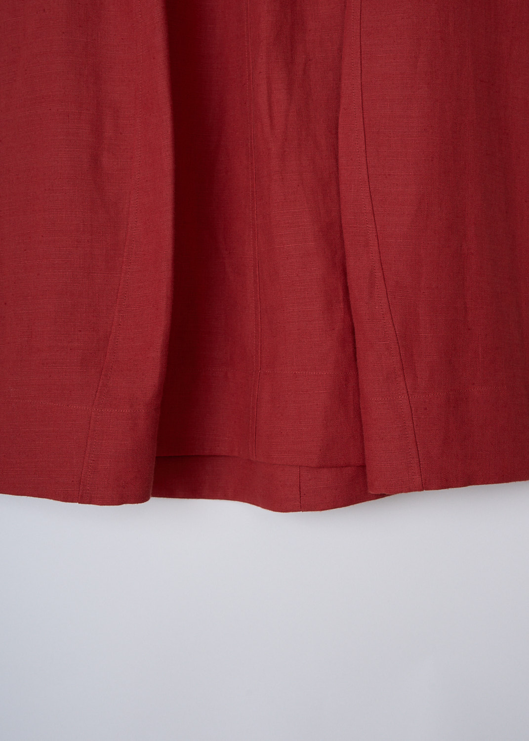 CHLOÉ, LINEN A-LINE SKIRT IN PEPPERY RED, CHC23UJU08030649_PEPPERY_RED, Red, Detail, This Peppery Red linen midi skirt has a wide A-line silhouette. The skirt has a narrow waistband. Concealed slanted pockets can be found in the side seam. In the back, a concealed centre zip functions as the closure. The skirt has a straight hemline. 

