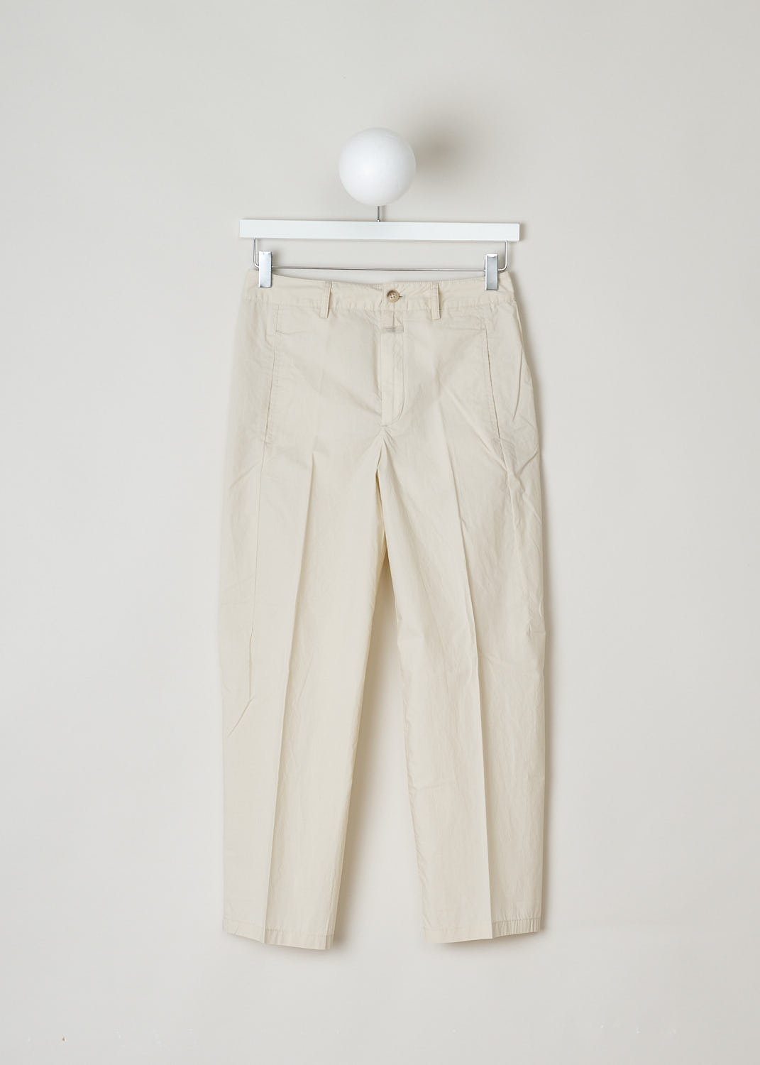 CLOSED, LIGHTWEIGHT BEIGE TROUSERS, LUDWIG_C9145_53A_22_259, Beige, Front, These lightweight beige trousers feature a regular length, two forward slanted pockets on the front and two welt pockets on the back.
