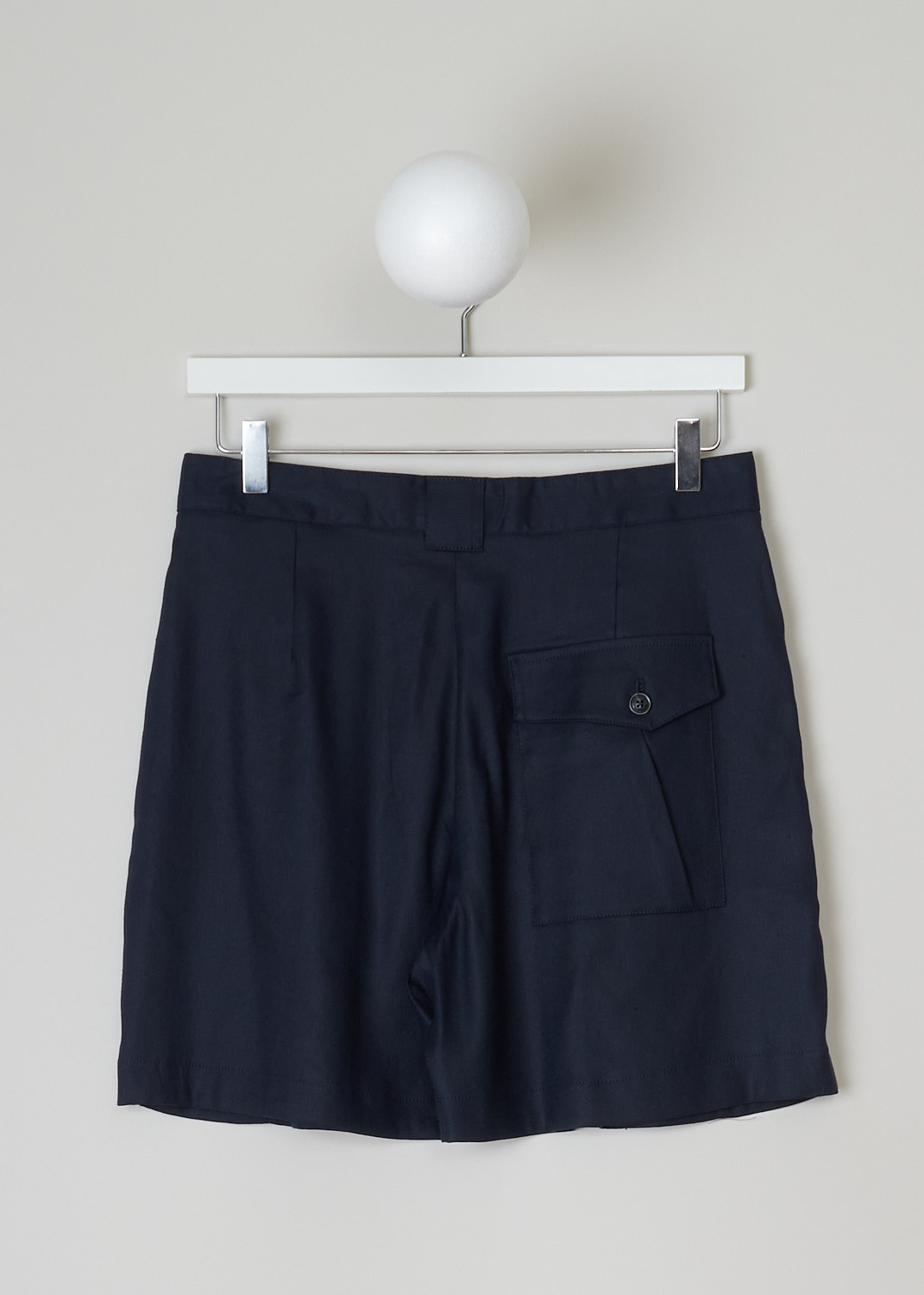 CLOSED, NAVY BLUE LINEN SHORTS, JOON_C92051_32L_22_561, Blue, Back, These high-waisted navy blue linen shorts have a waistband with belt loops and a button and zipper closure. Subtle knife pleats decorate the front. These shorts have slanted pockets in the front and a single buttoned patch pocket in the back. 
