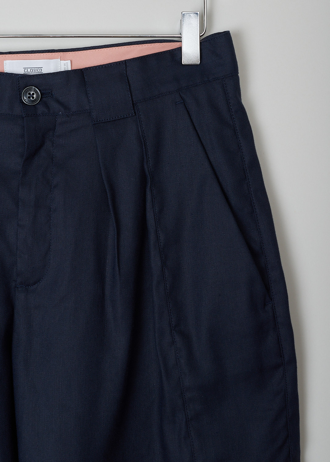 CLOSED, NAVY BLUE LINEN SHORTS, JOON_C92051_32L_22_561, Blue, Detail, These high-waisted navy blue linen shorts have a waistband with belt loops and a button and zipper closure. Subtle knife pleats decorate the front. These shorts have slanted pockets in the front and a single buttoned patch pocket in the back. 
