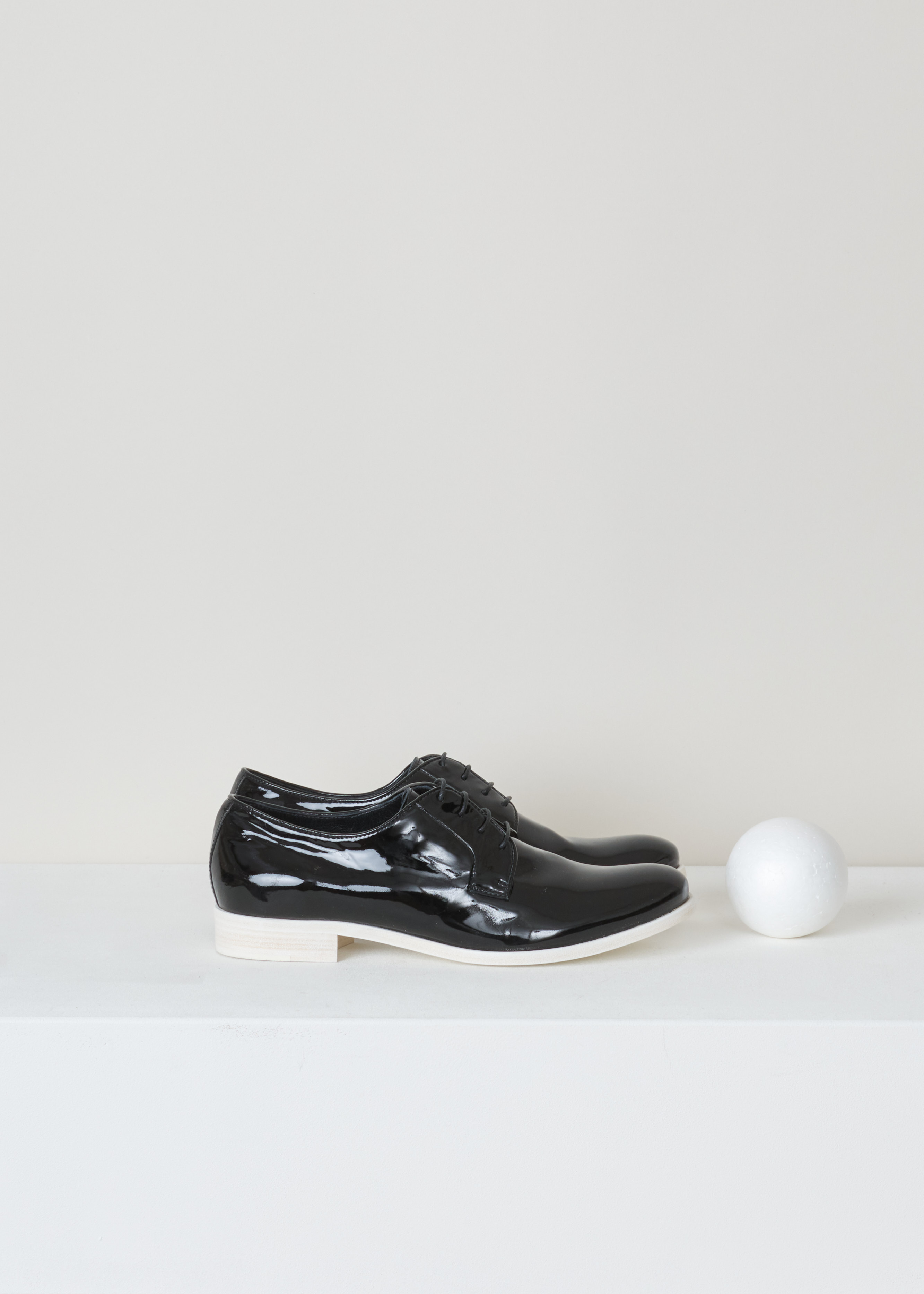 Jil Sander Patent leather lace-up shoes JS18361_999 black side. Black patent leather lace-up shoe with a rounded toe and a white leather sole.