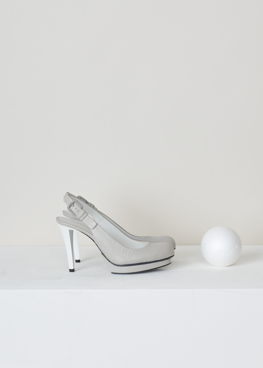 Jil Sanders, Slingback platform pumps in grey, JS22026_9A2M7_talco_807_polvere, grey, side, Lovely slingbacks pumps made with a platform underneath to spice it up a bit. fastening option being the buckle on the back.

Heel Height: 9 cm / 3.5 inch.  