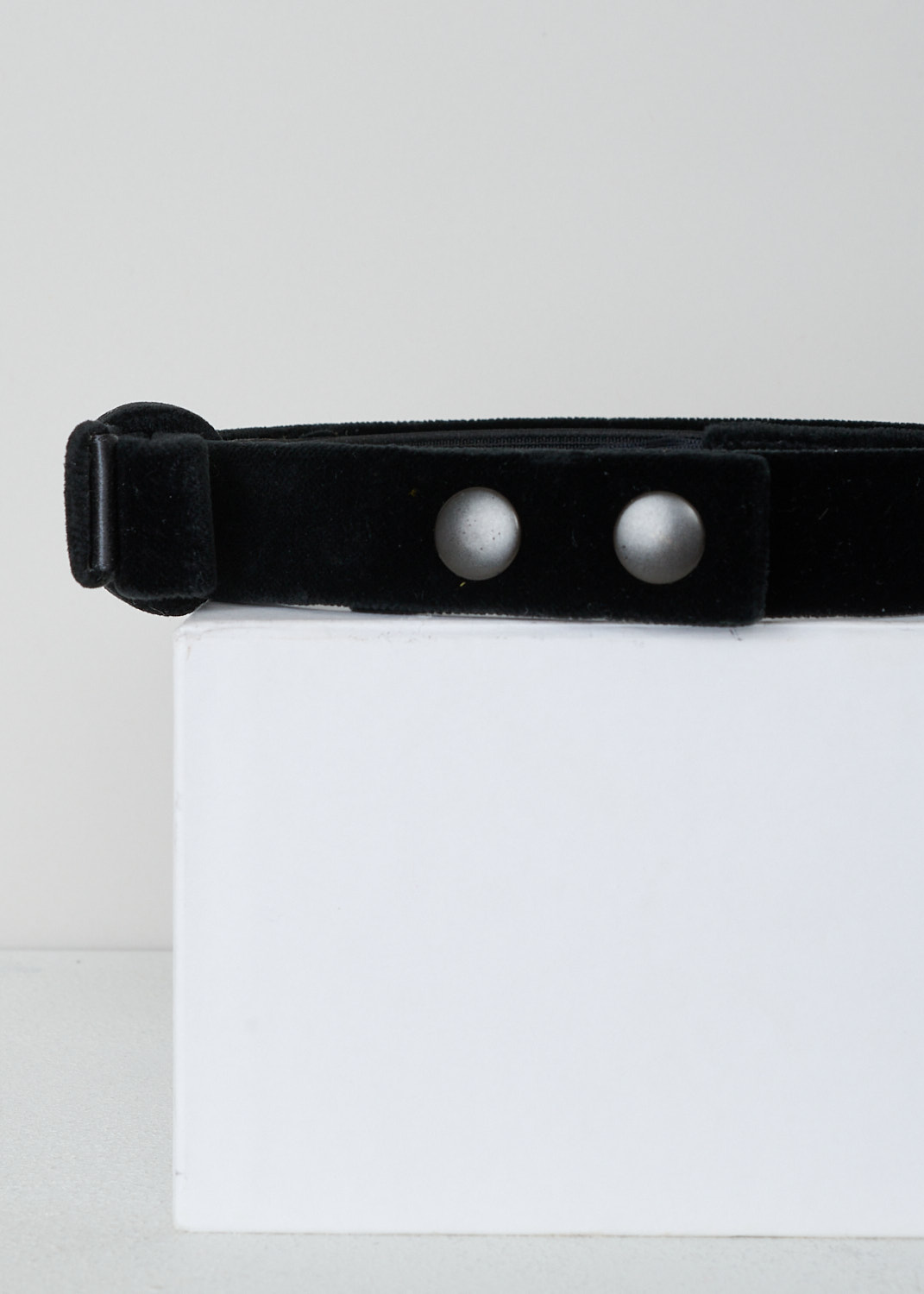 LANVIN, BLACK VELVET BELT WITH BOW, AW2B1HVELP5B_10_NOIR, Black, Detail 1, This black velvet belt is partly elasticated and has a two press stud closure. The belt has an adjustable and removable bow detail. 
