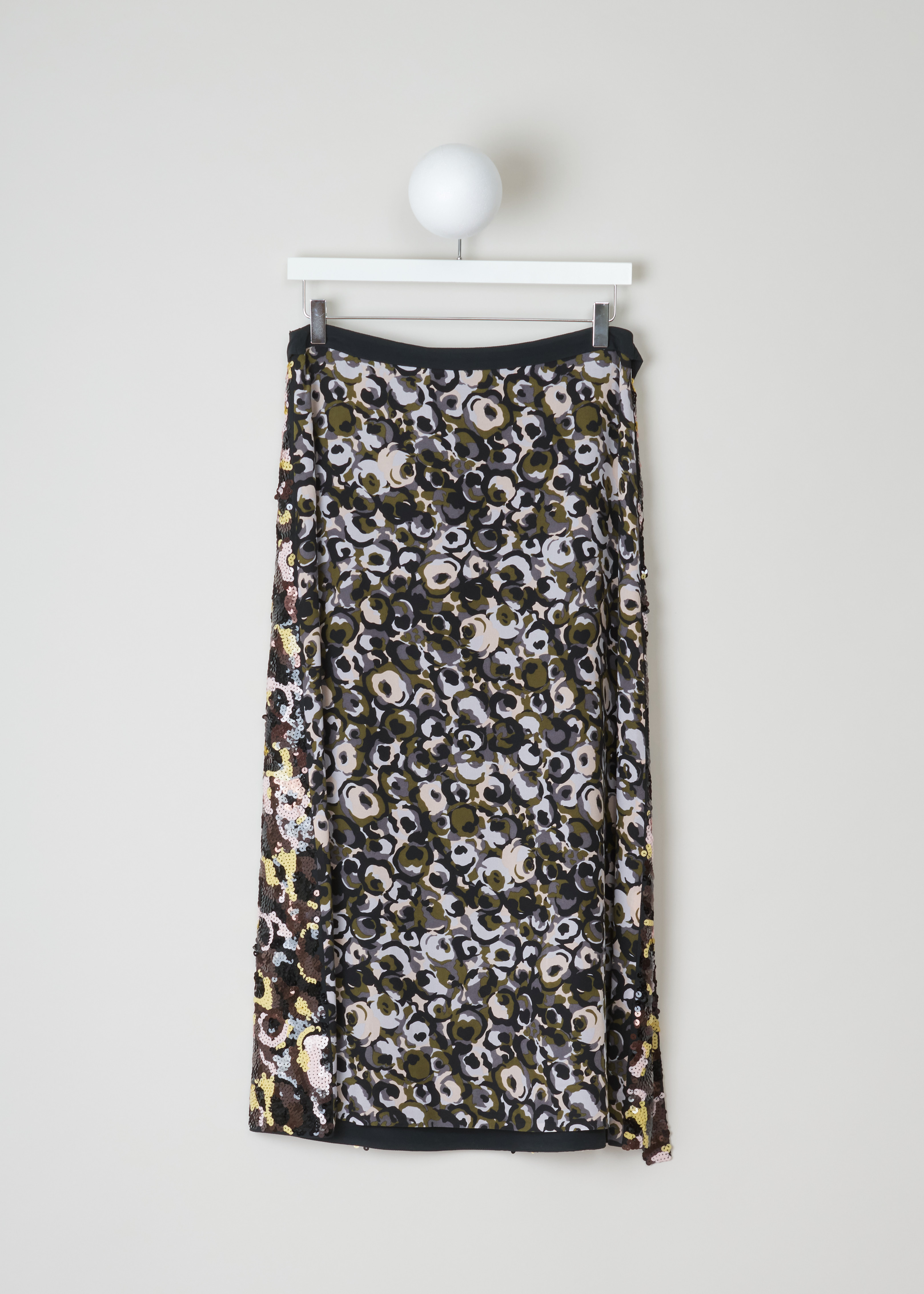 Marni Sequin midi skirt G0MA0047SI_TSE95_Y5026 lawngreen black back. Midi wrap skirt with sequin embellishments on the front, a straight silhouette, a black waistband with black wrap ropes and an invisible zipper fastening.