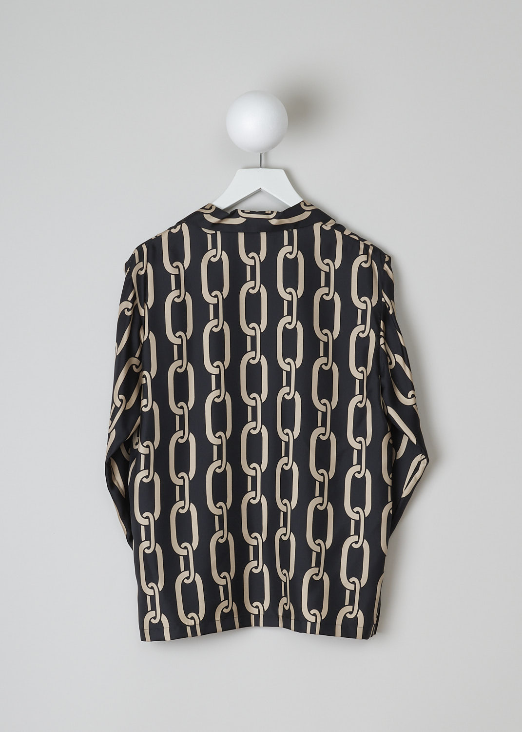 NILI LOTAN, JUSTE PYJAMA SHIRT WITH CHAINLINK PRINT, 12235_W856_JUSTE_PYJAMA_SHIRT, Black, Gold, Print, Back, This silk Juste Pyjama shirt has a black base with an all-over chainlink print in gold. The blouse has a notched lapel, a front button closure and a breast pocket. The blouse has a straight hemline with small side slits.  
