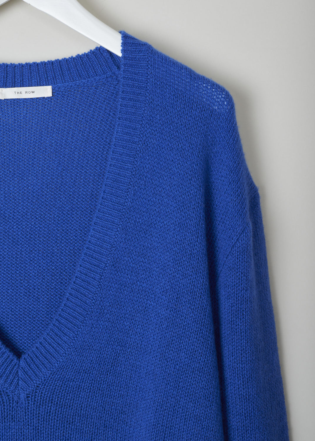 THE ROW, BLUE CASHMERE V-NECKLINE SWEATER, BAUDELIA_TOP_5508YI_87_KLEIN_BLUE, Blue, Detail, This blue V-neck sweater is made from a soft blue cashmere. The cuffs, hem and neckline have a ribbed finish. 
