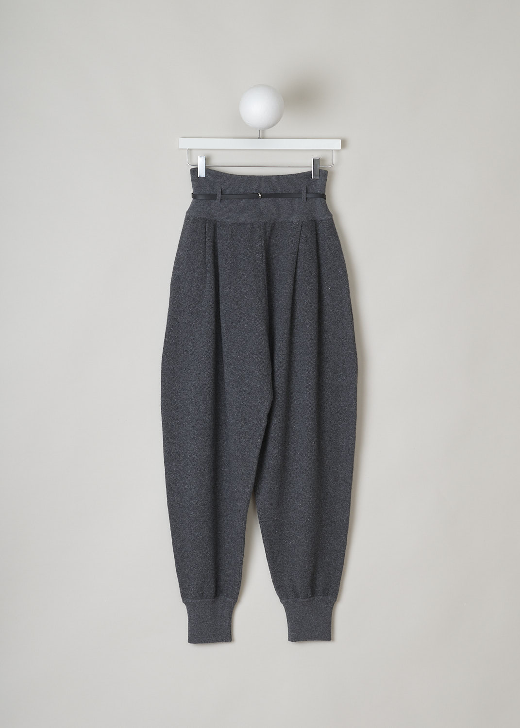 THE ROW, HEATHER GREY PANTS WITH LEATHER BELT, DADO_PANT_5765F377_GREY_MELANGE, Grey, Front, These heather grey cashmere-blend pants are high-waisted. The broad elasticated waistband has a ribbed finish. These pants come with a narrow leather belt with a silver-tone D-ring. The balloon pants legs have front pleats, concealed slanted pockets and elasticated ankle cuffs.
