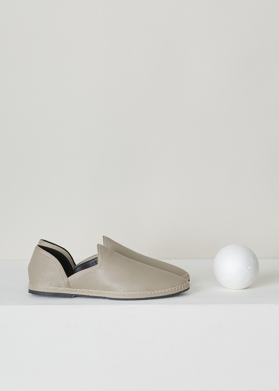 THE ROW, GREY GRAINED LEATHER SLIPPERS, FRIULANE_SLIPPER_NUAGE_F1146A_L36_NUA, Grey, Side, Minimalistic grey colored grain leather slipper. The slip-in model features a rounded toe vamp. 
