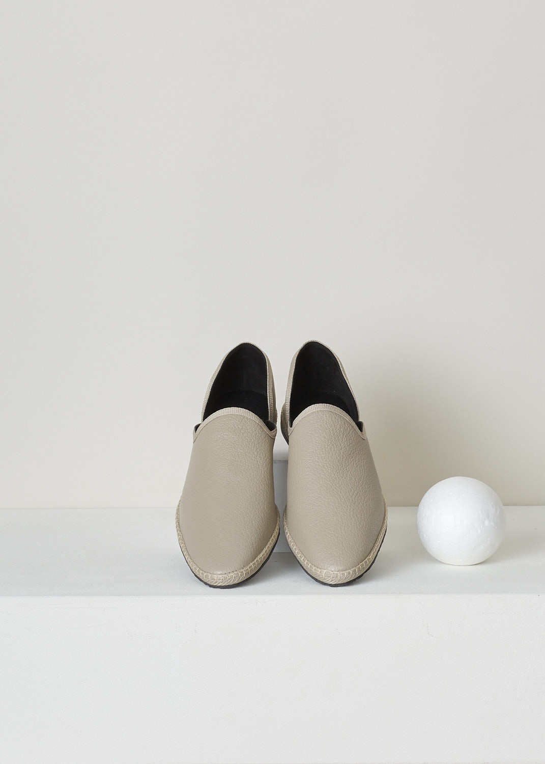 THE ROW, GREY GRAINED LEATHER SLIPPERS, FRIULANE_SLIPPER_NUAGE_F1146A_L36_NUA, Grey, Top, Minimalistic grey colored grain leather slipper. The slip-in model features a rounded toe vamp. 
