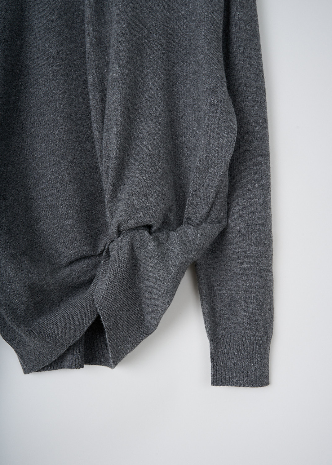 The Row, Grey cashmere Melino sweater, MELINO_TOP_6810_F377, Grey, Detail, The grey Melino sweater has a ribbed crewneck. The long sleeves have ribbed cuffs. The hemline has the same ribbed finish. In the front, the sweater has a knotted detail. 
