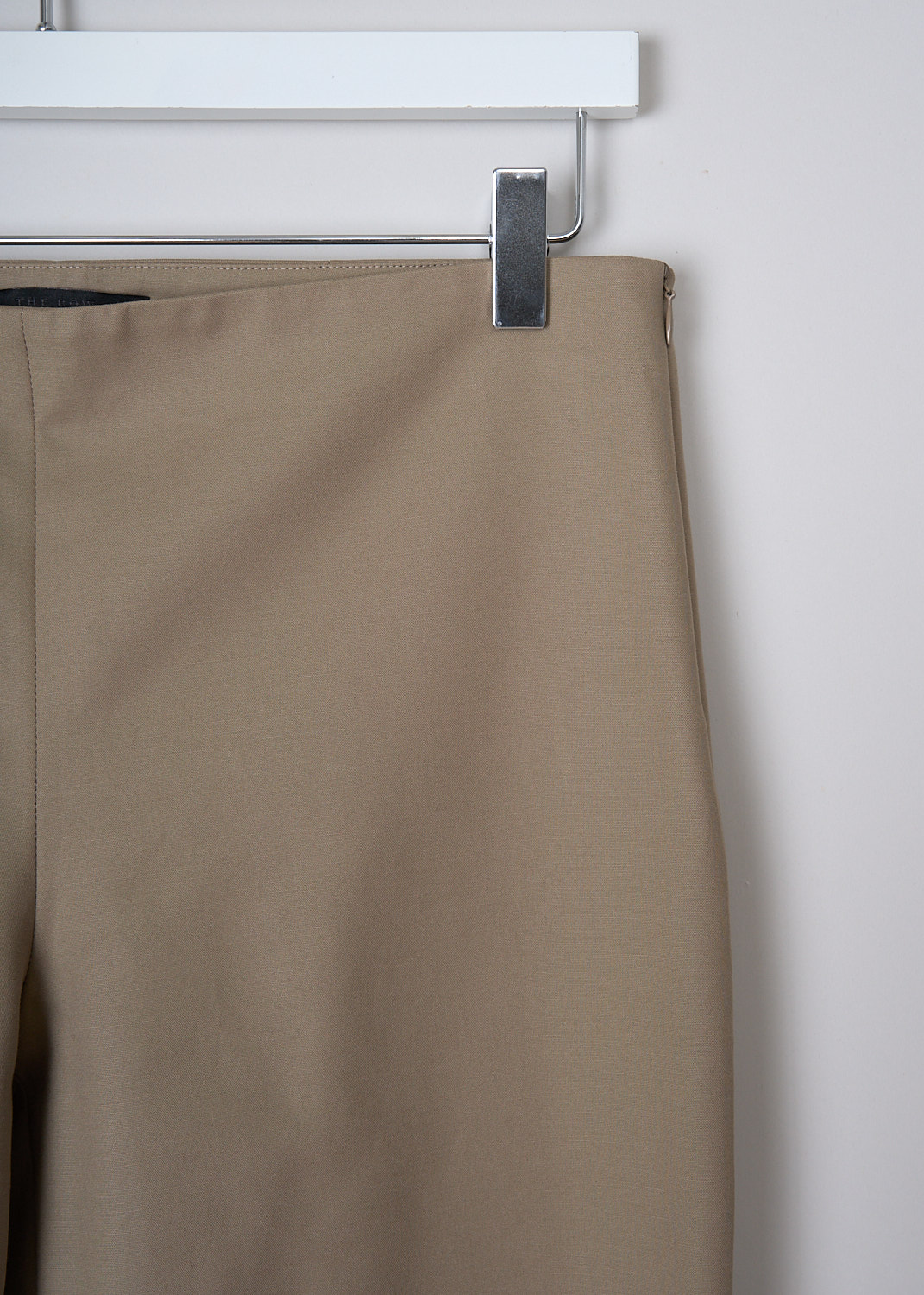 THE ROW, SOROC PANTS IN SEPIA, SOROC_PANT_396W580_SEPIA, Beige, Detail, These straight fitted Soroc pants in Sepia have a high waist and ankle length pant legs with centre seams in the back. A concealed zipper on one side function as the closure. 
