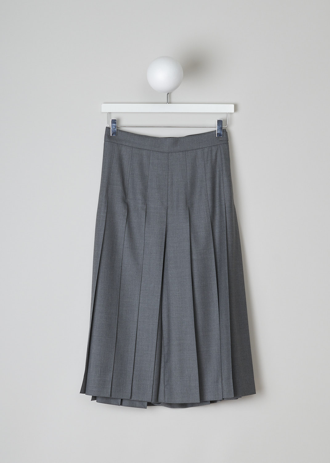 THOM BROWNE, PLEATED CULOTTES IN MID GREY, FTC379A_00626_035, Grey, Front, These mid grey pleated culottes have a concealed zip closure to one side with a button tab on the waistband. These culottes hit below the knee. In the back, the brand's signature tricolored pull-tab can be found.
