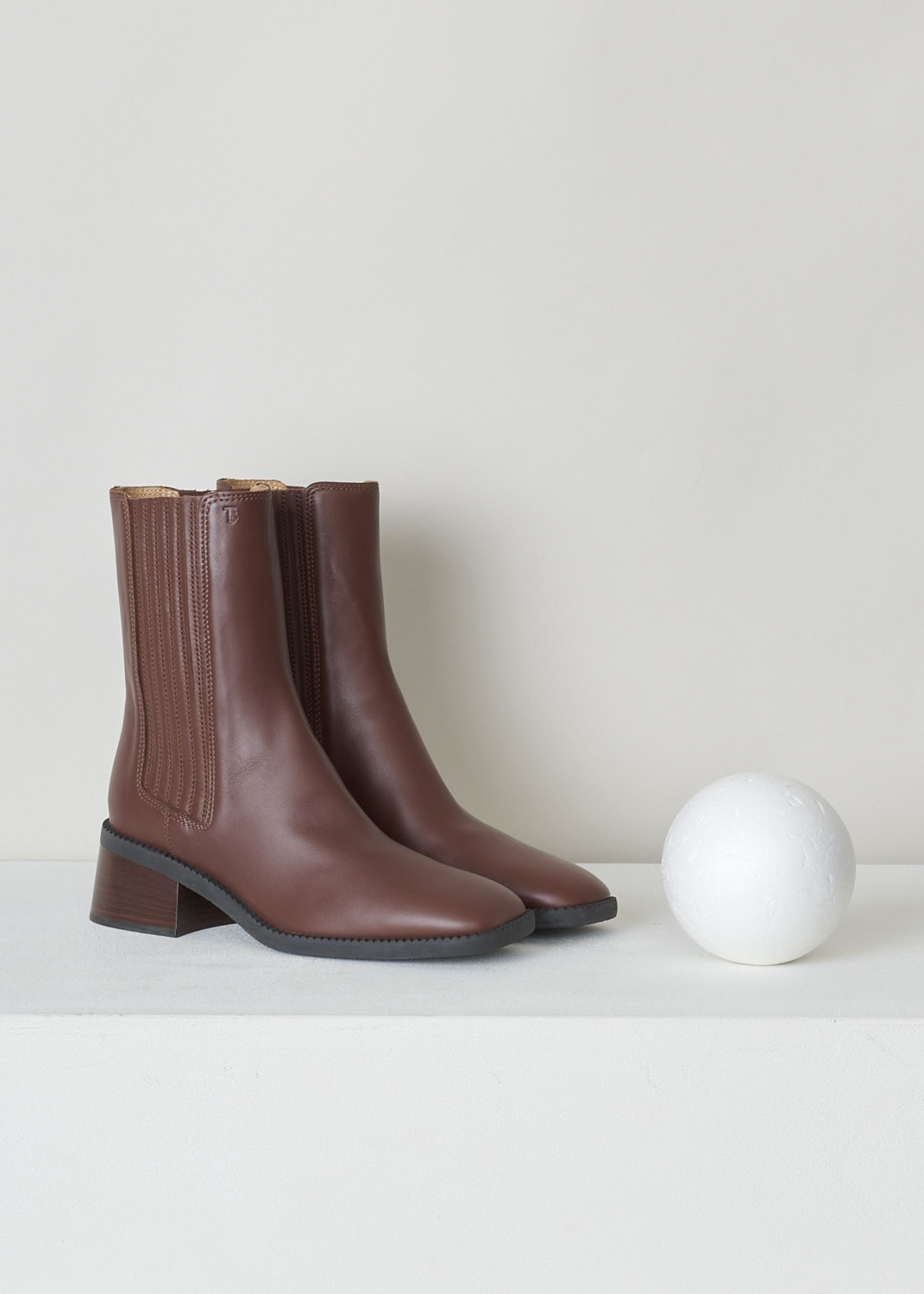 TODS, WARM BROWN BOOTS WITH GUSSETED SIDES, XXW48K0FX80TFSS202_T55_TRONCH_ELAST, Brown, Front, These warm brown leather slip-on boots feature elasticated gusseted sides with a ribbed pattern, a squared toe and a block heel in brown. 

