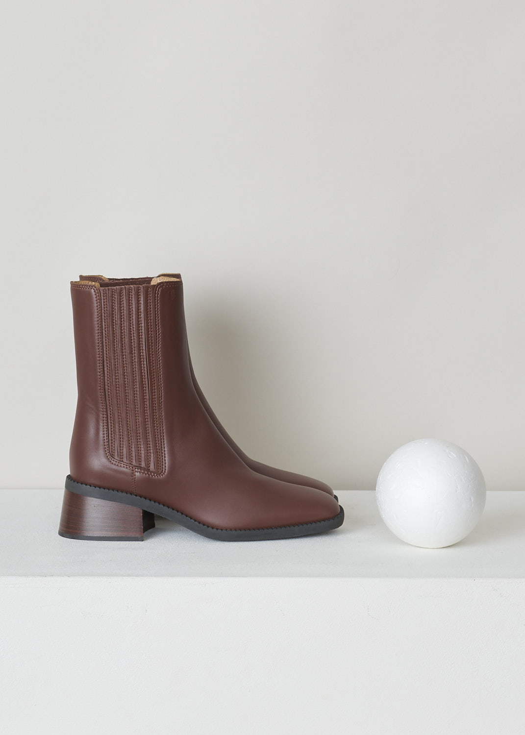 TODS, WARM BROWN BOOTS WITH GUSSETED SIDES, XXW48K0FX80TFSS202_T55_TRONCH_ELAST, Brown, Side, These warm brown leather slip-on boots feature elasticated gusseted sides with a ribbed pattern, a squared toe and a block heel in brown. 

