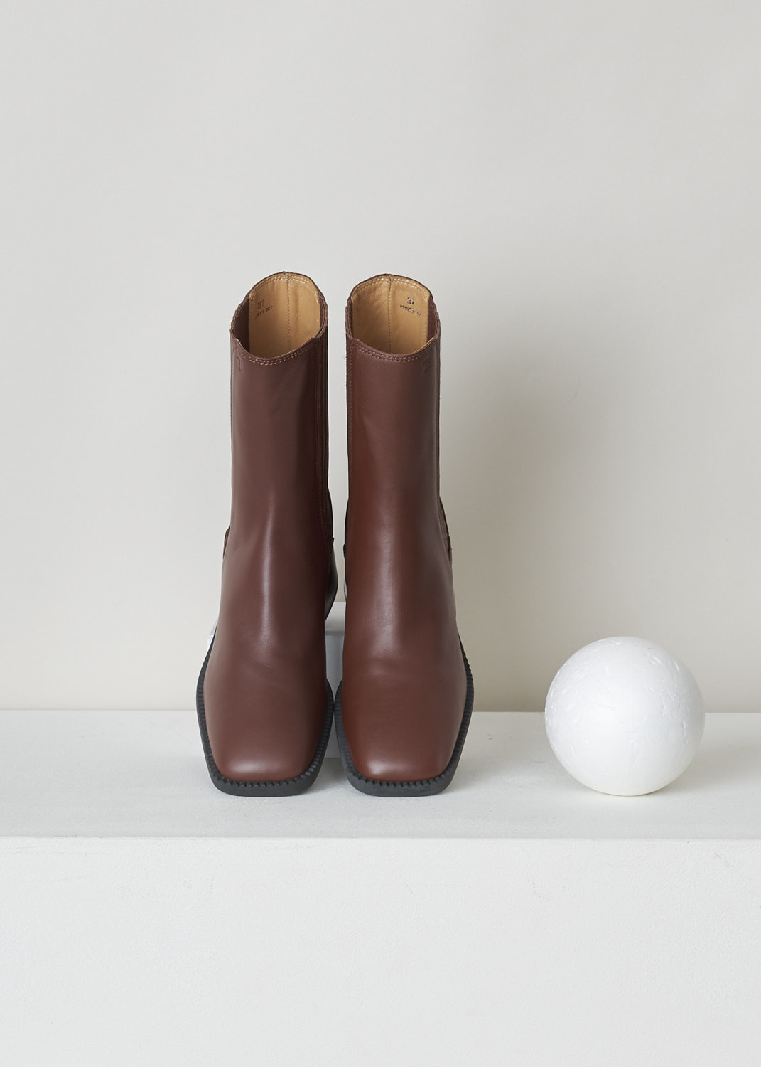 TODS, WARM BROWN BOOTS WITH GUSSETED SIDES, XXW48K0FX80TFSS202_T55_TRONCH_ELAST, Brown, Top, These warm brown leather slip-on boots feature elasticated gusseted sides with a ribbed pattern, a squared toe and a block heel in brown. 

