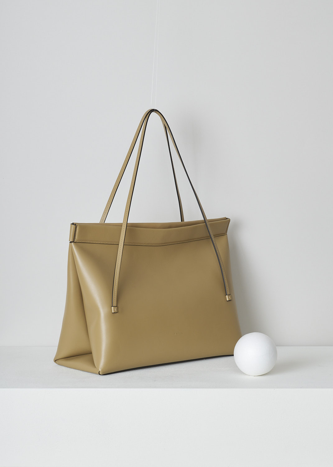 WANDLER, JOANNA MEDIUM BAG IN SOIL, JOANNA_MEDIUM_SOIL_22108_1013901_1709, Beige, Side, This Joanna medium hand bag in Soil has slim top handles. The magnetic strip closure opens up to the single spacious compartment. On the front, the brand's lettering can be found in gold.  

