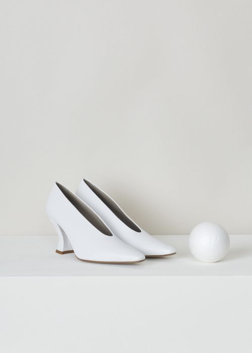 Bottega Veneta, White  chalky pumps, 608839_VBSD0_9122_optic_white, white, front,  Made from smooth white chalky colored leather, featuring a spool heel, an elongated toes and a high vamp.

Heel height: 7 cm / 2.7 inch.