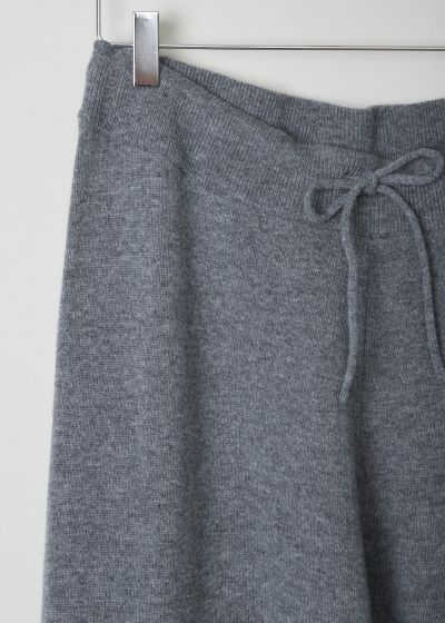 Closed Grey knitted pants with drawstring