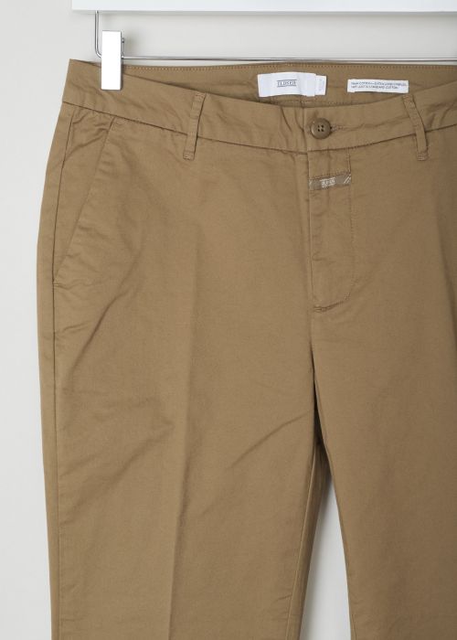 Closed, Caramel brown flat front chino, jack_C91012_30D_20_991, brown, detail, This caramel brown flat front chino is one of those must have basics that goes well anything you throw on it. Featuring a regular length, two forward slanted pockets on the front and two welt pockets on the back.