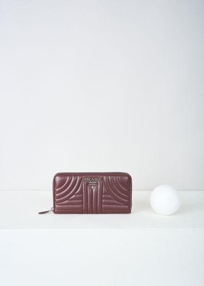 Prada Bordeaux red wallet with quilted pattern photo 2