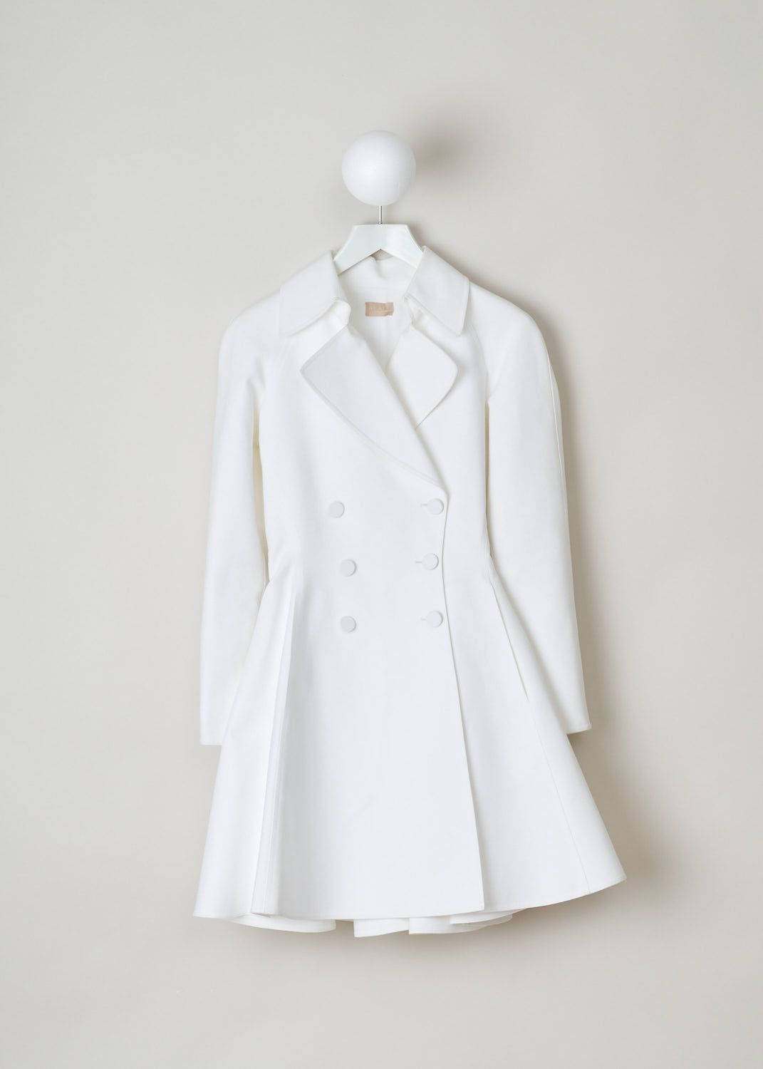 AlaÃ¯a, White pique woven double breasted coat, 2E9M052RT005_manteau_ML_C000_blanc, white, front. White pique woven fabric turned into this gorgeous coat. Featuring a wide collar which leads into a wide notch lapel, going further down you will find the double breasted fastening option and also the concealed pockets. This model sits fitted above the waist and flares out below it. 