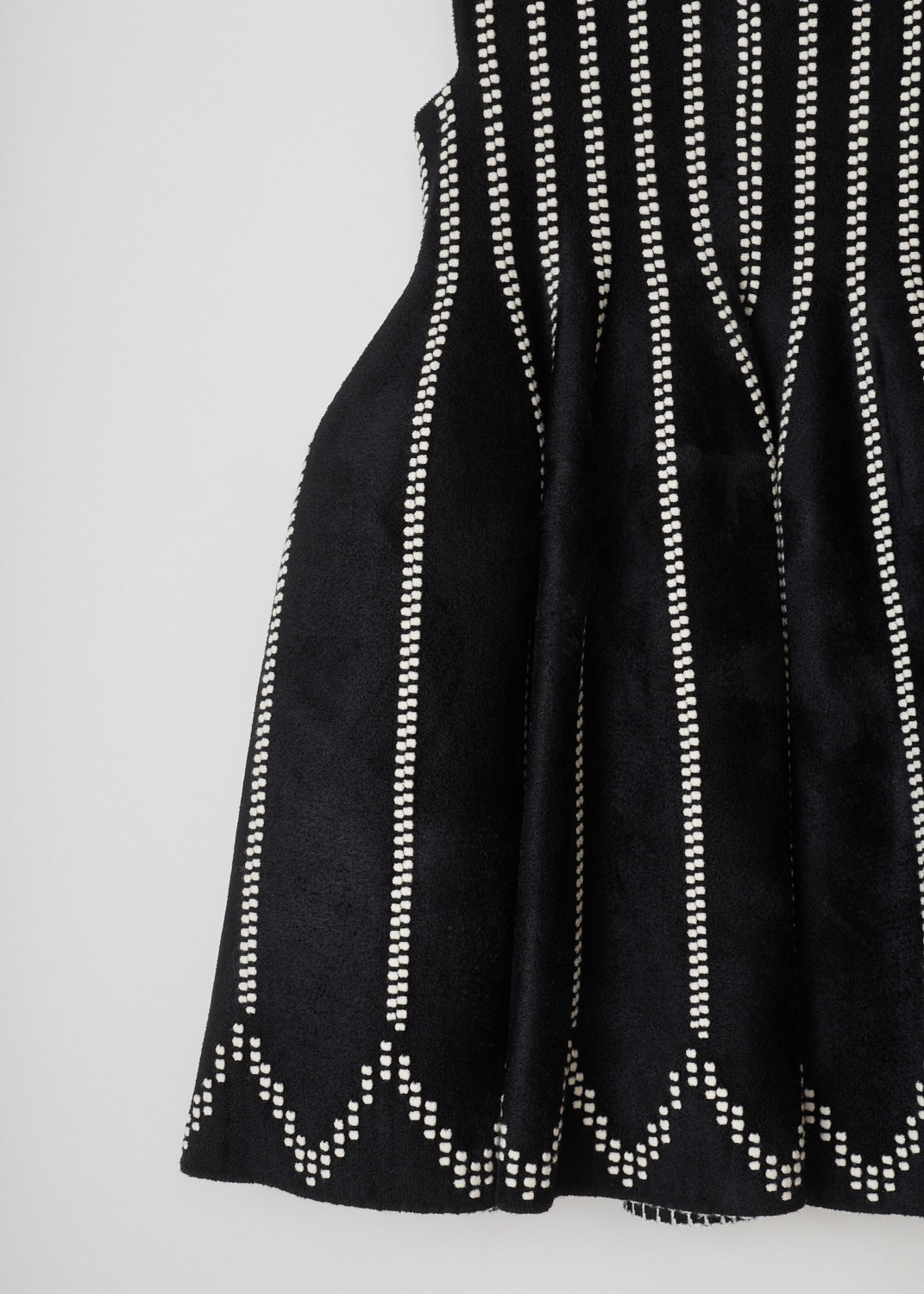 AlaÃ¯a, Black dotted mini-dress, 3H9R367CM071_robe_sm_glacier_velours_C962_noir_ivoire, black white, detail, Ivory dots cover this thigh-high sundress. Featuring no sleeves and a boat neckline. Made with wool the fabric has a roughened wool feel, so it will keep you warm. The skirt has a zigzagging line of dots above the hem.