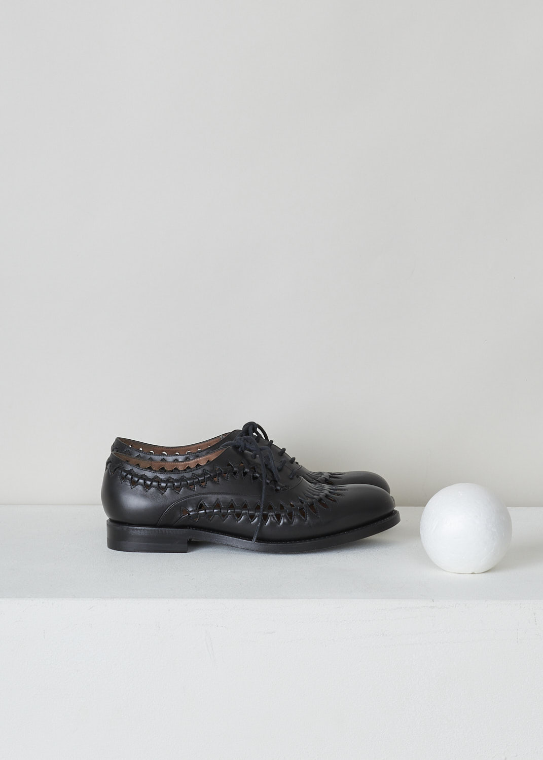 ALAÏA, BLACK OPENWORK DERBY SHOE, 4W3D128CB05_C999_NOIR, Black, Side, These black leather derby shoes have an intricate openwork laser-cut pattern. They have a round nose, a classic lace-up closing with black laces and a small heel. 

