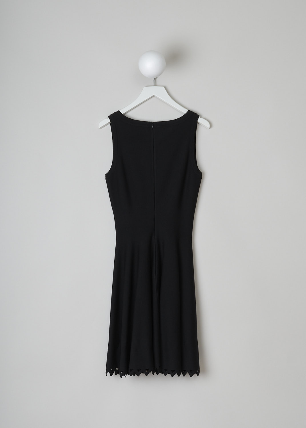 ALAÏA, BLACK SLEEVELESS DRESS WITH CUT-OUT HEMLINE, 5W9RD81RM191_ROBE_SM_TRIGONE_LAINE, Black, Back, This sleeveless fit-and-flare dress has a V-neckline. The dress has a flared skirt with a serrated cut-out hemline. In the back, a concealed centre zip functions as the closure option.
