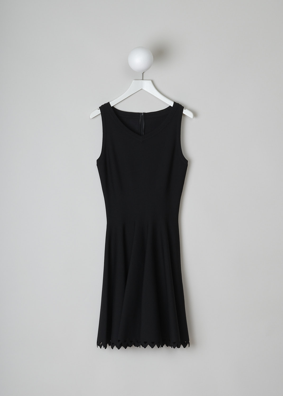 ALAÏA, BLACK SLEEVELESS DRESS WITH CUT-OUT HEMLINE, 5W9RD81RM191_ROBE_SM_TRIGONE_LAINE, Black, Front, This sleeveless fit-and-flare dress has a V-neckline. The dress has a flared skirt with a serrated cut-out hemline. In the back, a concealed centre zip functions as the closure option.
