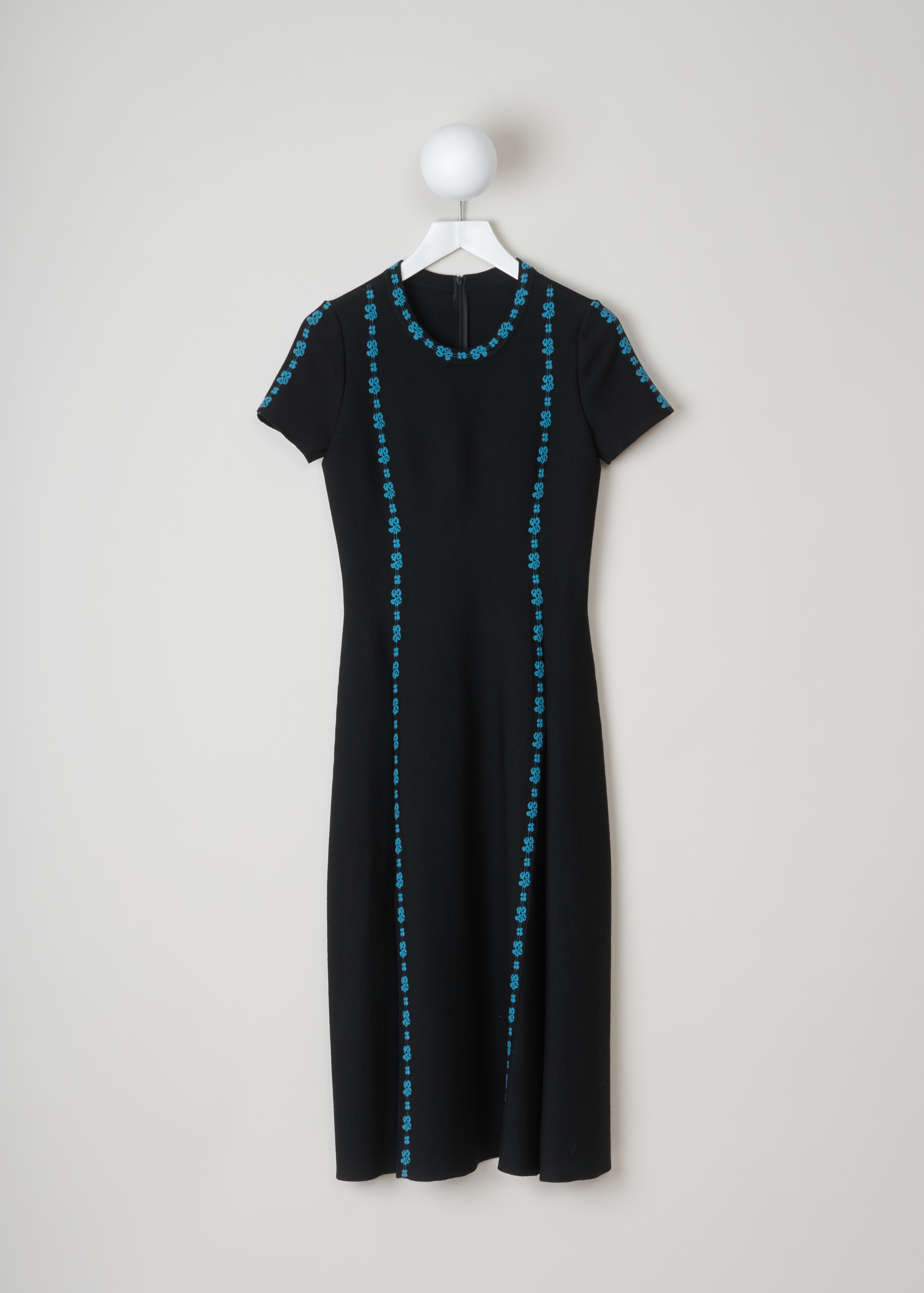 Alaïa Structure knitted dress 7H9RJ63LM364_C928 noir bleu front. Knitted midi dress with a flared skirt, structure knitted blue flower details, a round neckline, short sleeves and an invisible zipper fastening on the back.The dress is with a densely knitted wool-blend fabric which makes the garment heavy.