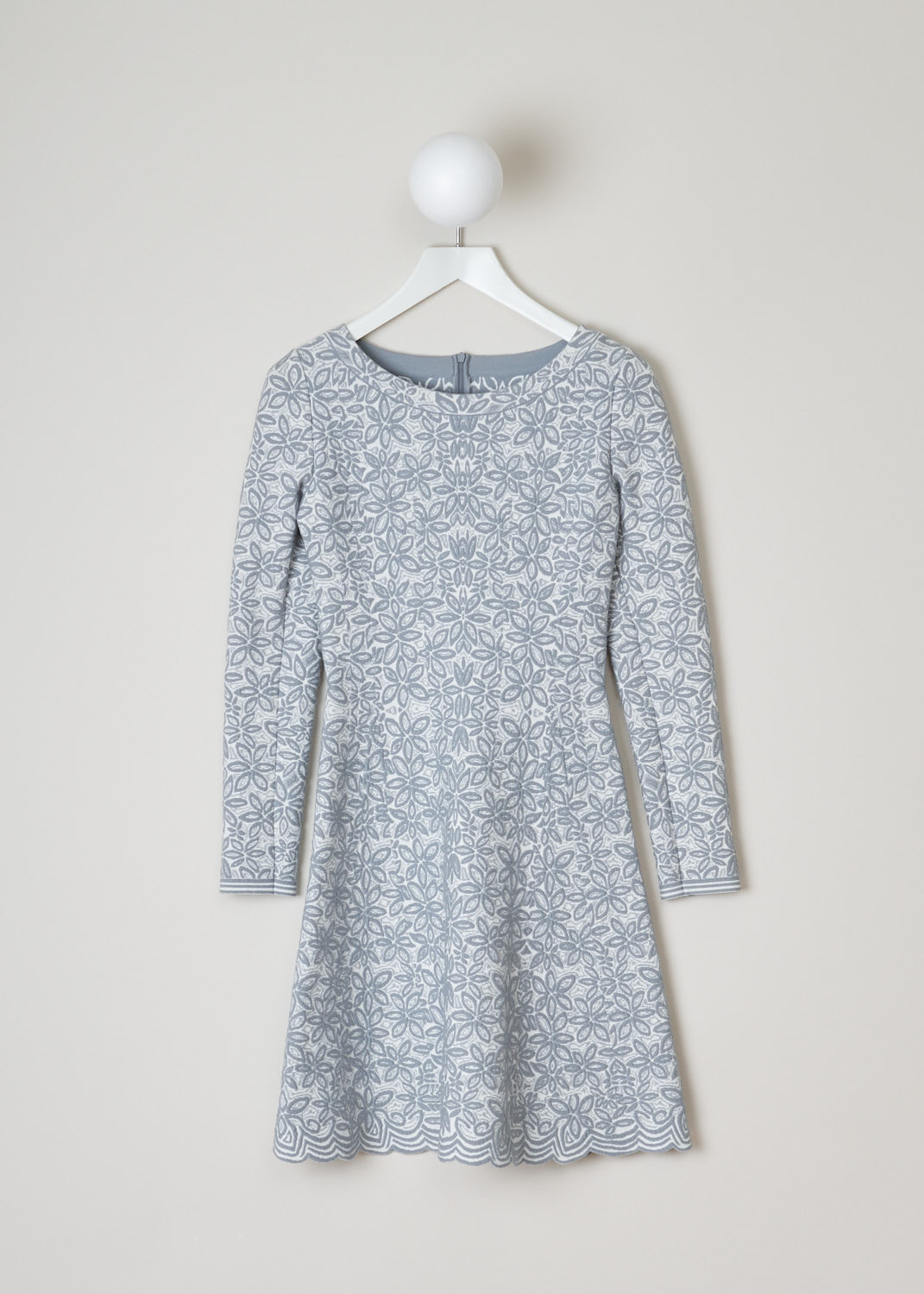 AlaÃ¯a, Grey floral princess dress, 7W9RI74CM353_robe_ml_courte_adenium_C051_blanc_gris, Grey White, Front. Grey stretchy mid-length dress, featuring a scoop neckline. The dress has long sleeves and a leafy print throughout. This model is made to be worn skin tight and has a soft pleat falling from waist-height. A concealed zipper can be found on the back. 